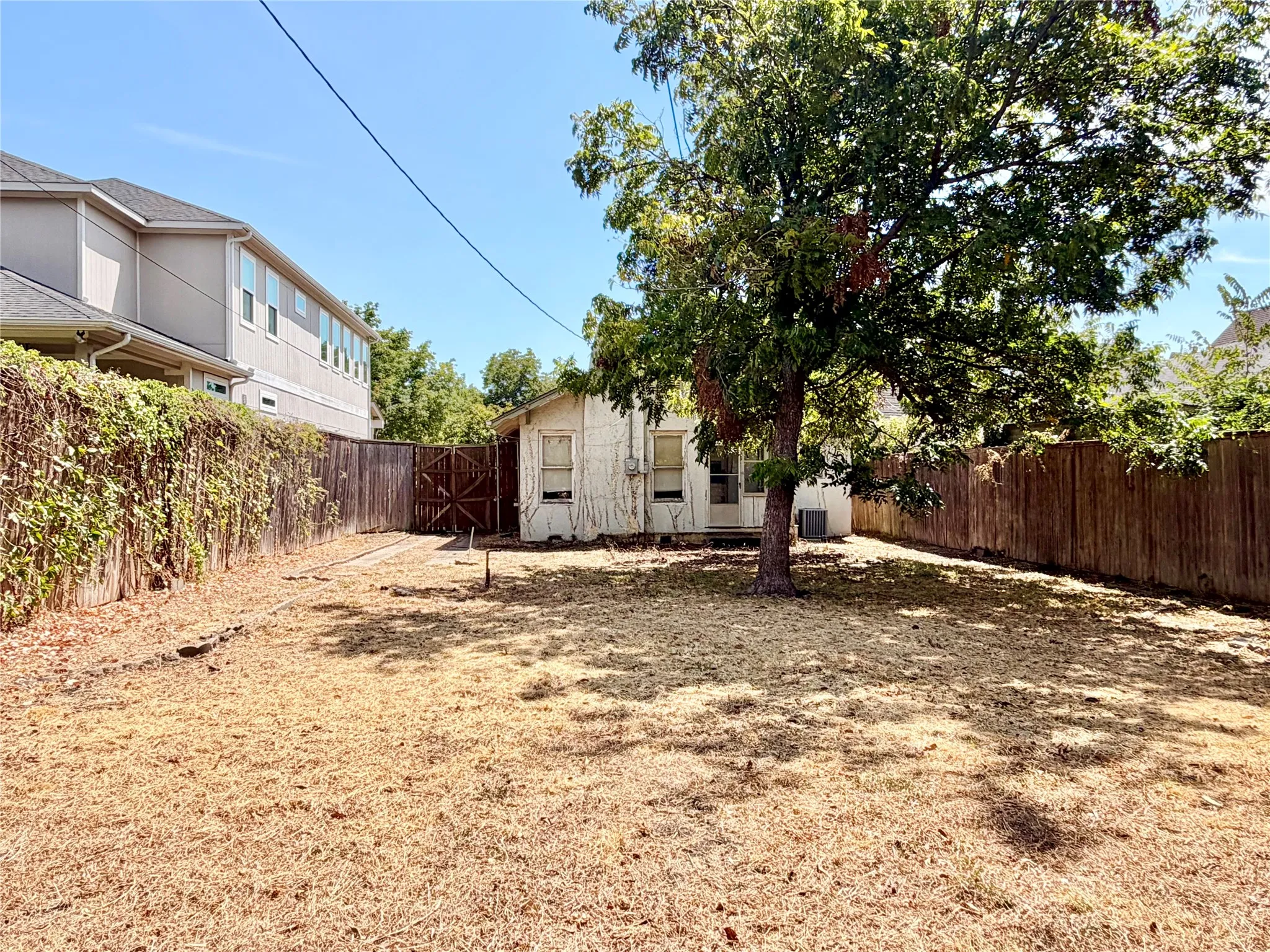 Single Family Residence For Sale in Dallas County , 6147 Richmond Avenue, Dallas, Texas 75214, 2 Bedroom, 2 Bathroom, Garage spaces, 1,248 Sqft, built in 1936, mls#21367826, Real Estate Agent in Dallas, Homes For Sale in Dallas county, Homes For Sale in Dallas, Realtor in Dallas Texas, Real Estate Brokerage Independent Realty Texas, Luminita Cordes Realtor