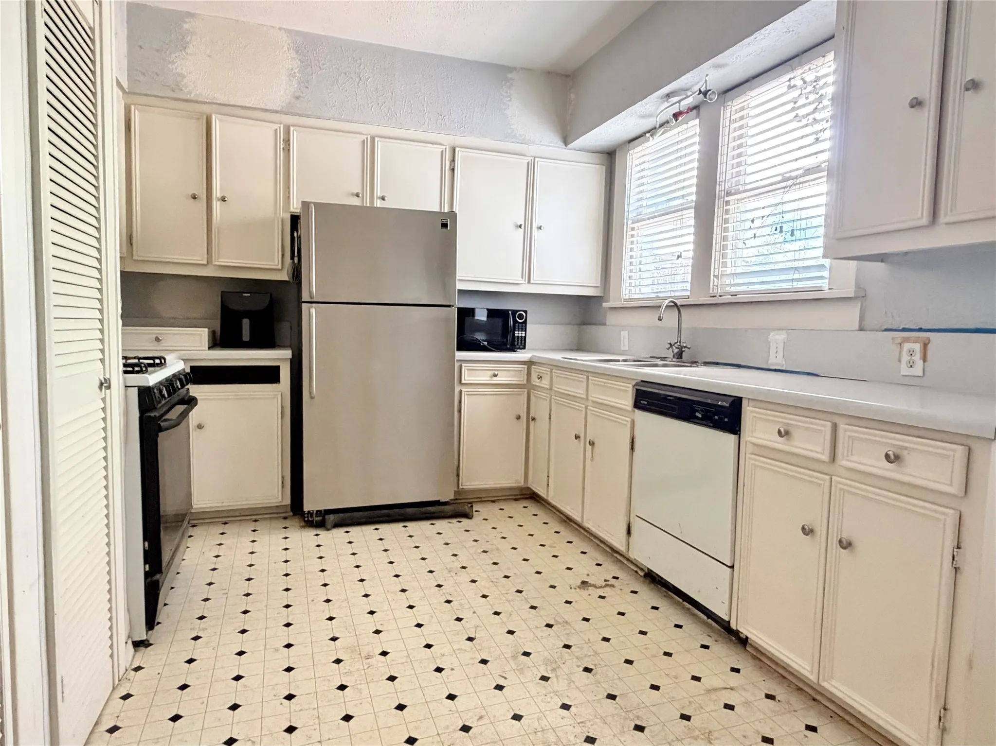 Single Family Residence For Sale in Dallas County , 6147 Richmond Avenue, Dallas, Texas 75214, 2 Bedroom, 2 Bathroom, Garage spaces, 1,248 Sqft, built in 1936, mls#21367826, Real Estate Agent in Dallas, Homes For Sale in Dallas county, Homes For Sale in Dallas, Realtor in Dallas Texas, Real Estate Brokerage Independent Realty Texas, Luminita Cordes Realtor