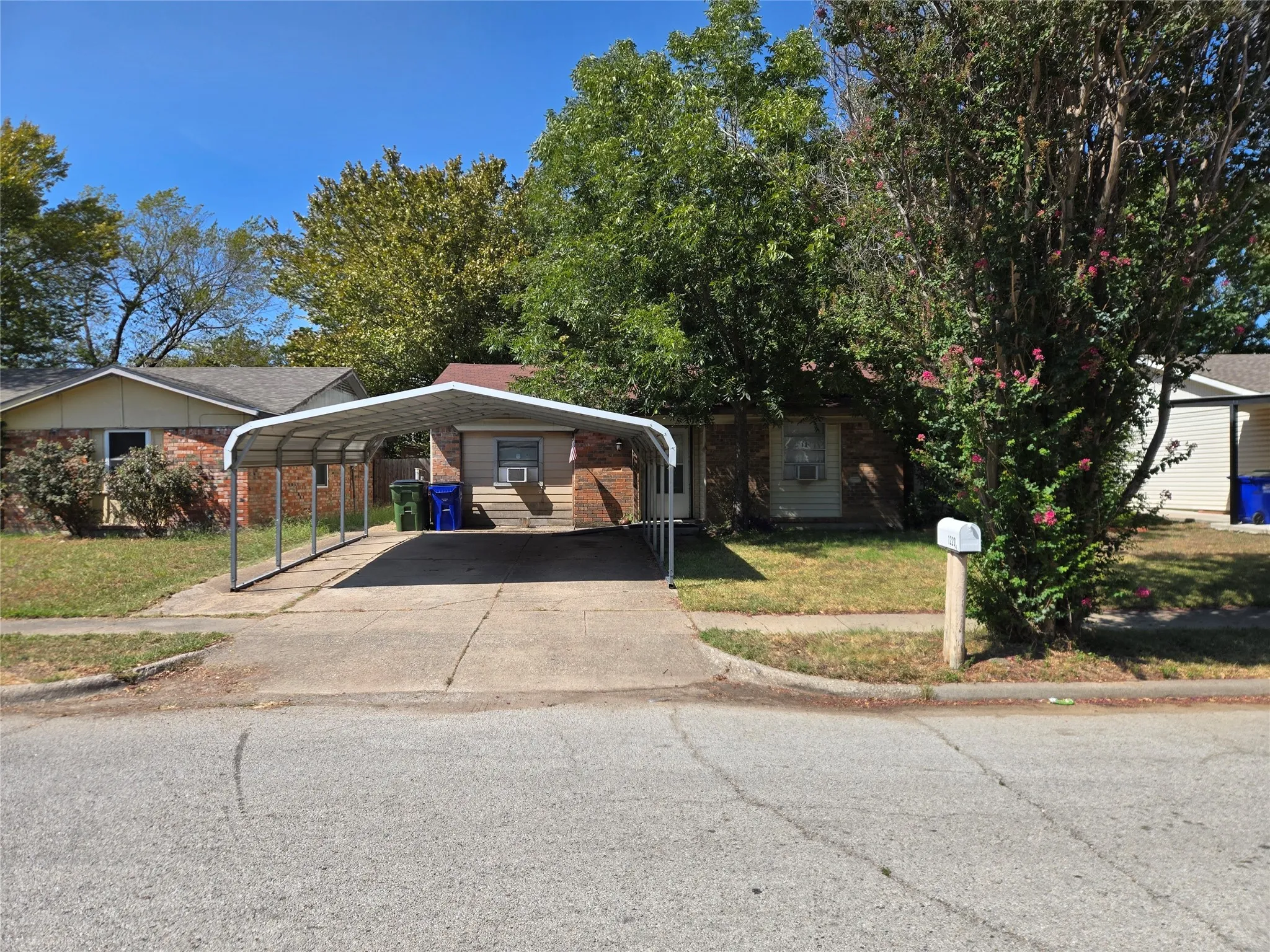 Single Family Residence For Sale in Dallas County , 12207 Baron Drive, Balch Springs, Texas 75180, 3 Bedroom, 2 Bathroom, Garage spaces, 1,930 Sqft, built in 1972, mls#21370514, Real Estate Agent in Balch Springs, Homes For Sale in Dallas county, Homes For Sale in Balch Springs, Realtor in Balch Springs Texas, Real Estate Brokerage Independent Realty Texas, Luminita Cordes Realtor