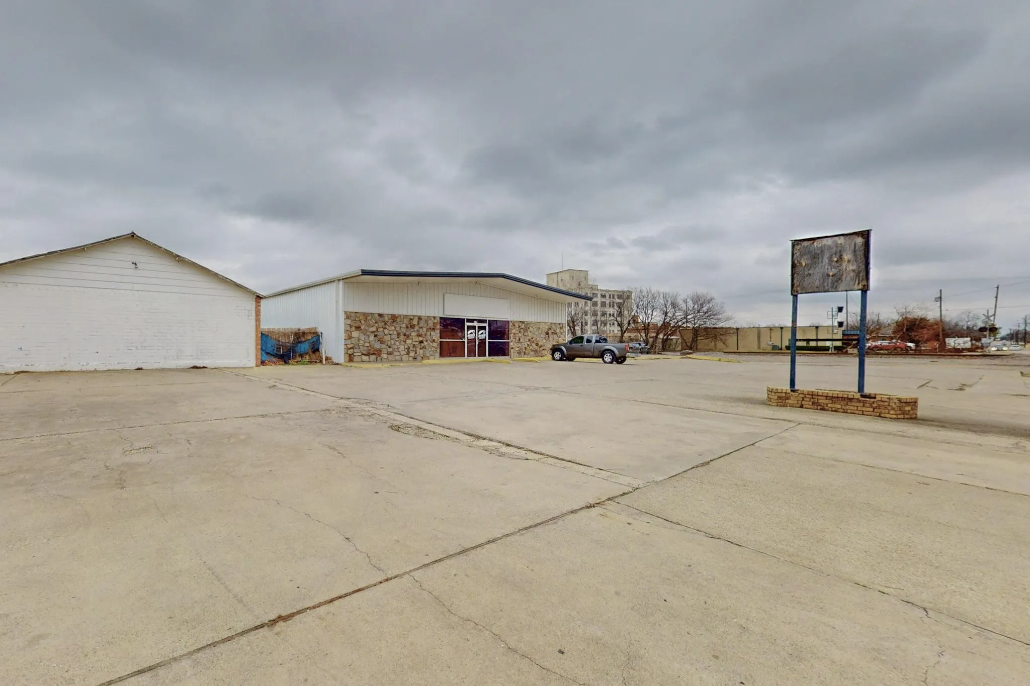 Warehouse For Rent in Cooke County , 517 E Broadway Street, Gainesville, Texas 76240, 0, 0, Garage spaces, 0 Sqft, built in 1970, mls#21371584, Real Estate Agent in Gainesville, Homes For Rent in Cooke county, Homes For Rent in Gainesville, Realtor in Gainesville Texas, Real Estate Brokerage Independent Realty Texas, Luminita Cordes Realtor