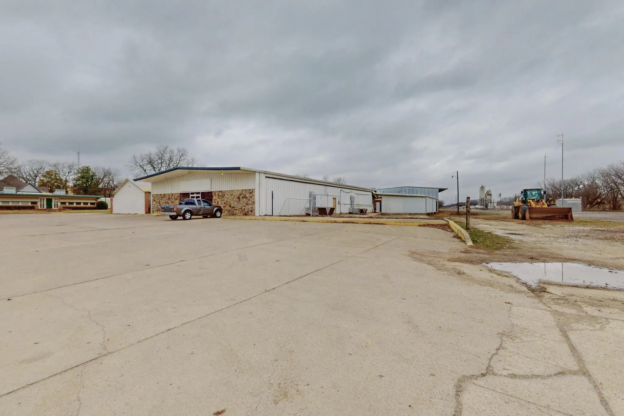 Warehouse For Rent in Cooke County , 517 E Broadway Street, Gainesville, Texas 76240, 0, 0, Garage spaces, 0 Sqft, built in 1970, mls#21371584, Real Estate Agent in Gainesville, Homes For Rent in Cooke county, Homes For Rent in Gainesville, Realtor in Gainesville Texas, Real Estate Brokerage Independent Realty Texas, Luminita Cordes Realtor