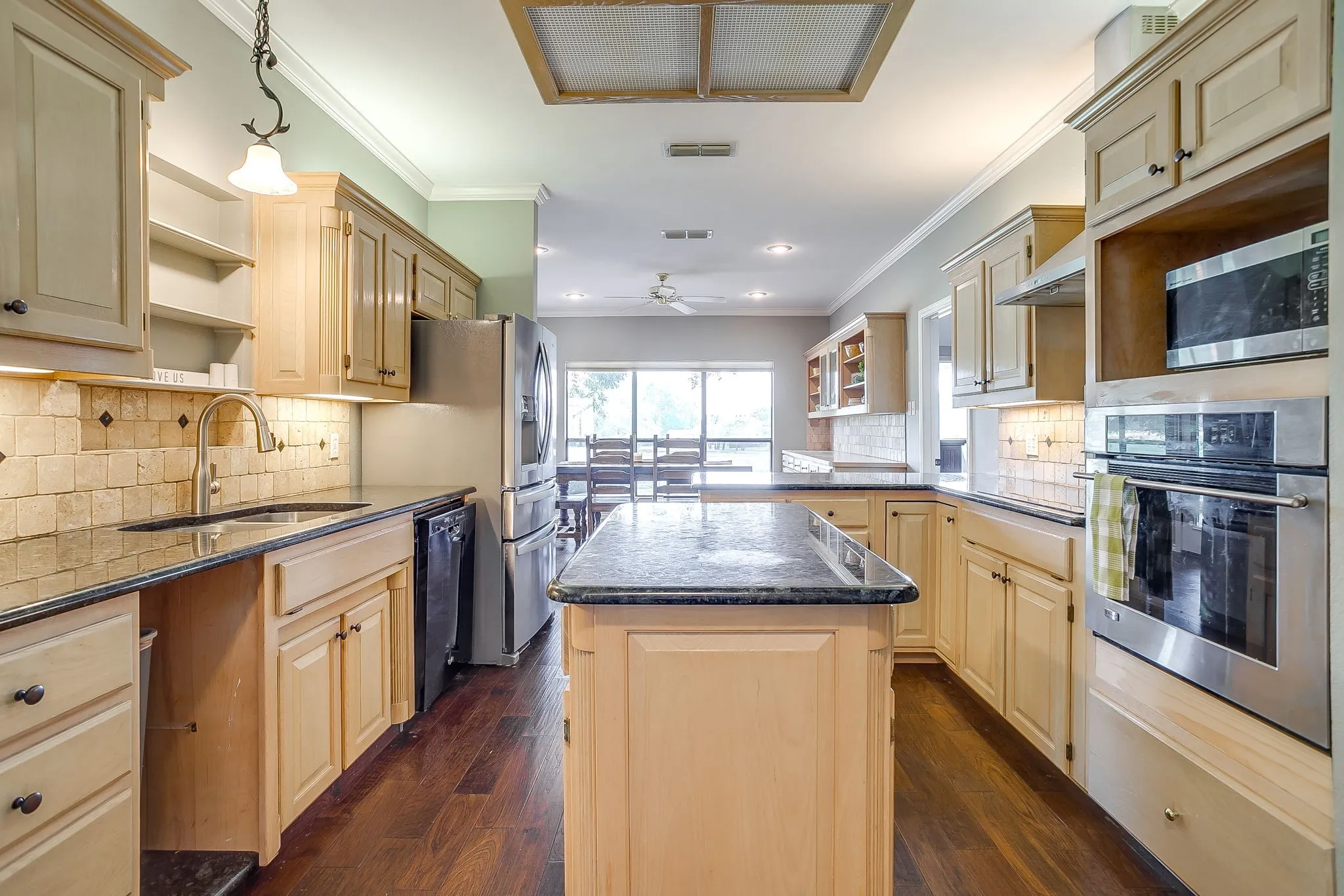 Single Family Residence For Sale in Hood County , 8810 Bellechase Road, Granbury, Texas 76049, 3 Bedroom, 2 Bathroom, 2 Garage spaces, 2,248 Sqft, built in 1993, mls#21371562, Real Estate Agent in Granbury, Homes For Sale in Hood county, Homes For Sale in Granbury, Realtor in Granbury Texas, Real Estate Brokerage Independent Realty Texas, Luminita Cordes Realtor