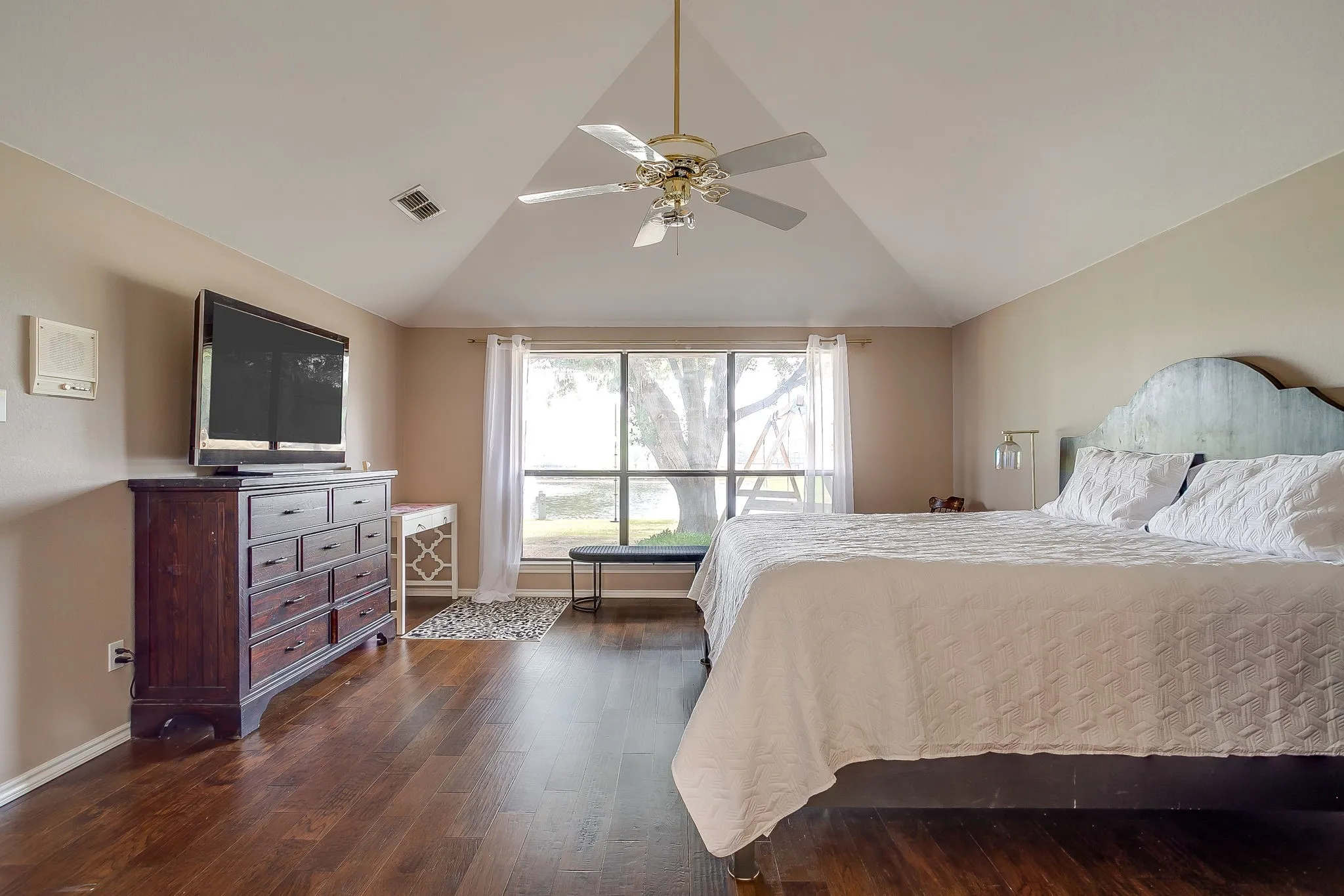 Single Family Residence For Sale in Hood County , 8810 Bellechase Road, Granbury, Texas 76049, 3 Bedroom, 2 Bathroom, 2 Garage spaces, 2,248 Sqft, built in 1993, mls#21371562, Real Estate Agent in Granbury, Homes For Sale in Hood county, Homes For Sale in Granbury, Realtor in Granbury Texas, Real Estate Brokerage Independent Realty Texas, Luminita Cordes Realtor