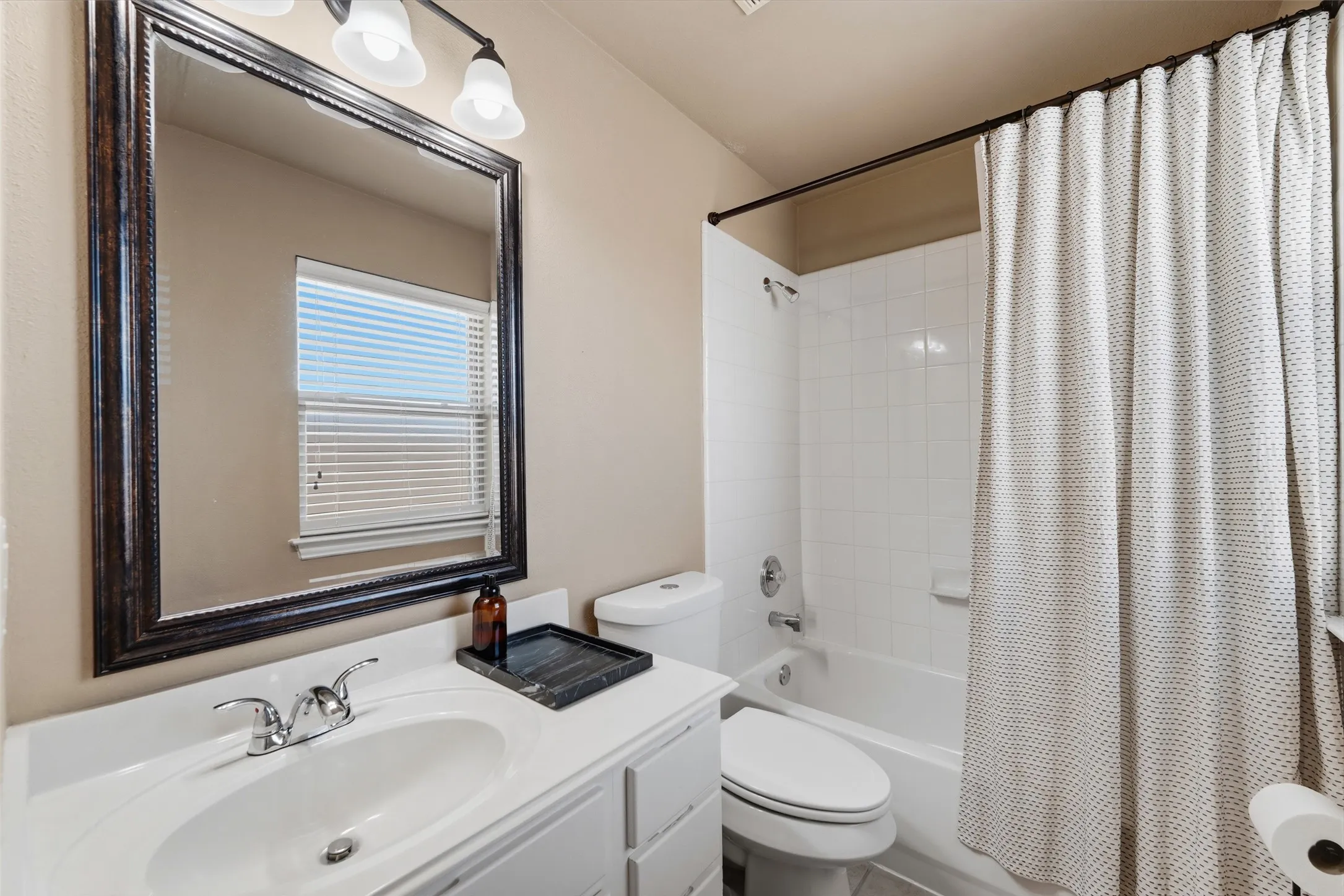 Single Family Residence For Sale in Rockwall County , 1530 Fairlakes Pointe Drive, Rockwall, Texas 75087, 5 Bedroom, 4 Bathroom, 3 Garage spaces, 3,415 Sqft, built in 1999, mls#21371232, Real Estate Agent in Rockwall, Homes For Sale in Rockwall county, Homes For Sale in Rockwall, Realtor in Rockwall Texas, Real Estate Brokerage Independent Realty Texas, Luminita Cordes Realtor