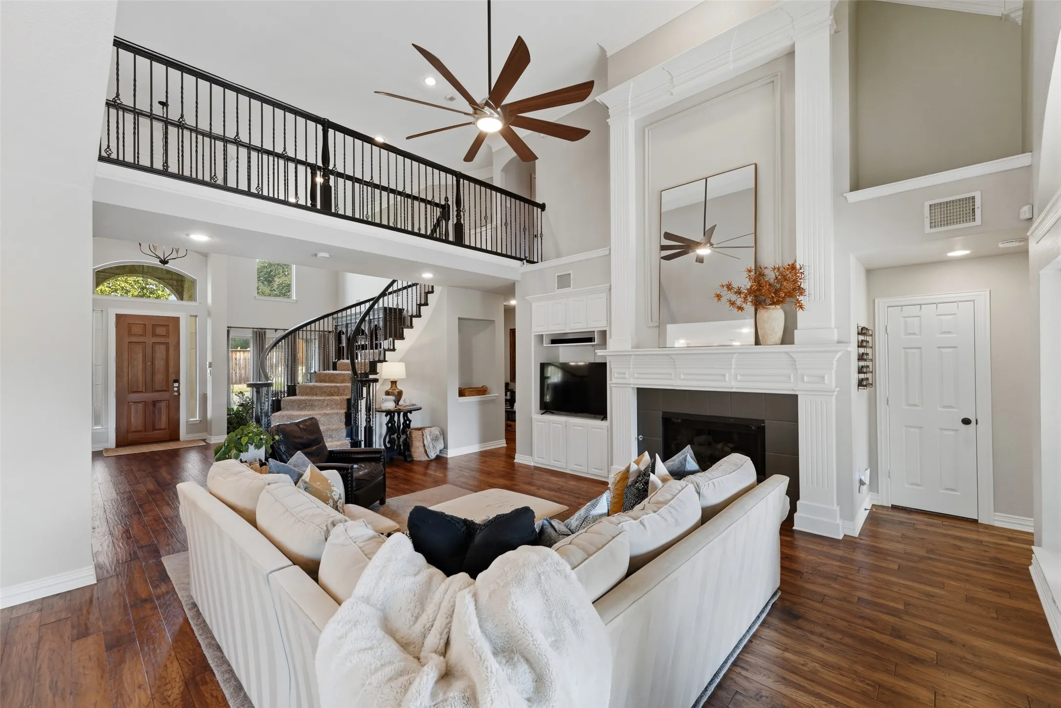 Single Family Residence For Sale in Rockwall County , 1530 Fairlakes Pointe Drive, Rockwall, Texas 75087, 5 Bedroom, 4 Bathroom, 3 Garage spaces, 3,415 Sqft, built in 1999, mls#21371232, Real Estate Agent in Rockwall, Homes For Sale in Rockwall county, Homes For Sale in Rockwall, Realtor in Rockwall Texas, Real Estate Brokerage Independent Realty Texas, Luminita Cordes Realtor