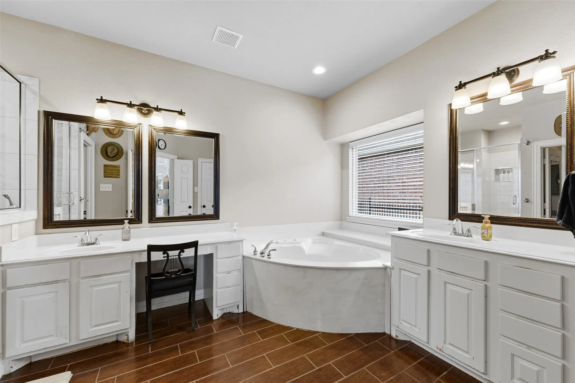 Single Family Residence For Sale in Rockwall County , 1530 Fairlakes Pointe Drive, Rockwall, Texas 75087, 5 Bedroom, 4 Bathroom, 3 Garage spaces, 3,415 Sqft, built in 1999, mls#21371232, Real Estate Agent in Rockwall, Homes For Sale in Rockwall county, Homes For Sale in Rockwall, Realtor in Rockwall Texas, Real Estate Brokerage Independent Realty Texas, Luminita Cordes Realtor