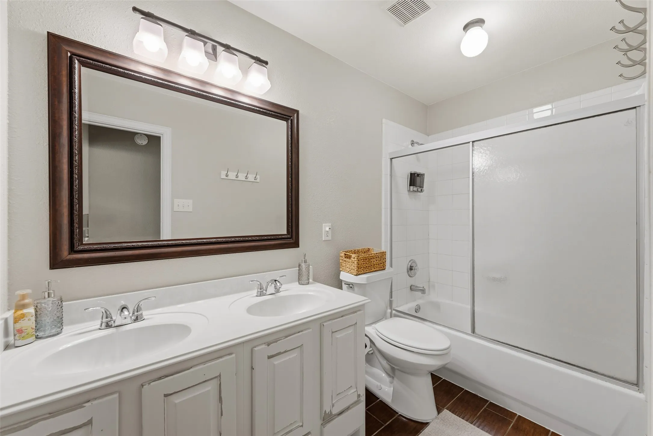 Single Family Residence For Sale in Rockwall County , 1530 Fairlakes Pointe Drive, Rockwall, Texas 75087, 5 Bedroom, 4 Bathroom, 3 Garage spaces, 3,415 Sqft, built in 1999, mls#21371232, Real Estate Agent in Rockwall, Homes For Sale in Rockwall county, Homes For Sale in Rockwall, Realtor in Rockwall Texas, Real Estate Brokerage Independent Realty Texas, Luminita Cordes Realtor