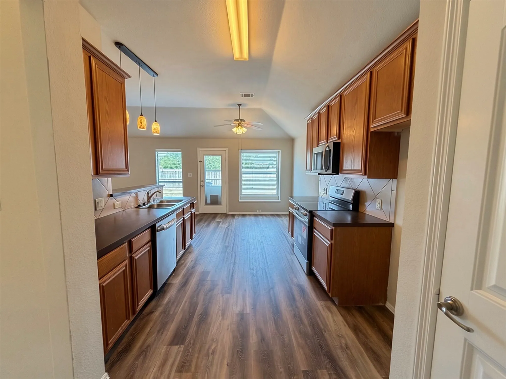 Single Family Residence For Rent in Kaufman County , 128 Starlight Drive, Forney, Texas 75126, 3 Bedroom, 2 Bathroom, 2 Garage spaces, 1,436 Sqft, built in 2007, mls#21371165, Real Estate Agent in Forney, Homes For Rent in Kaufman county, Homes For Rent in Forney, Realtor in Forney Texas, Real Estate Brokerage Independent Realty Texas, Luminita Cordes Realtor