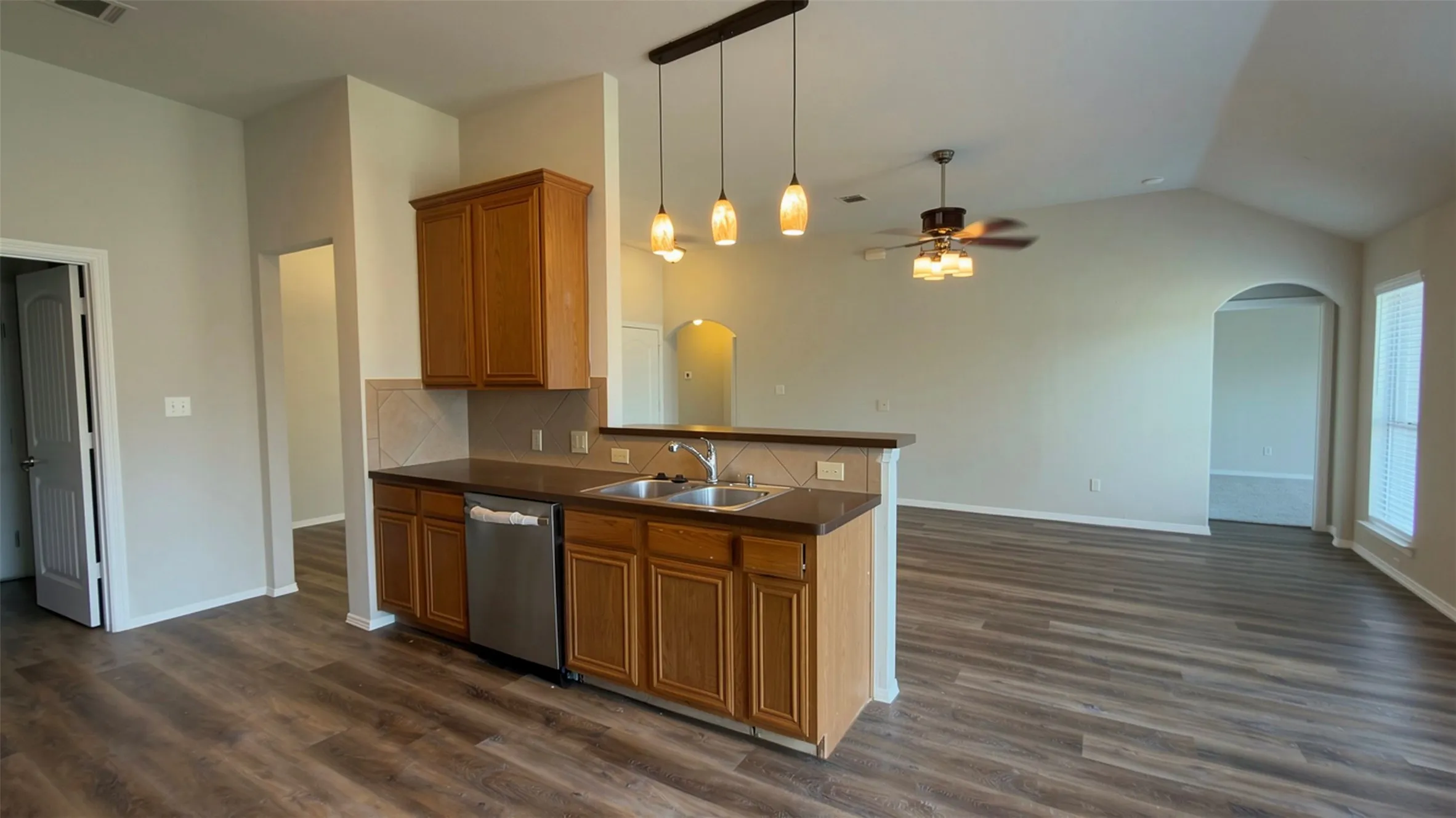 Single Family Residence For Rent in Kaufman County , 128 Starlight Drive, Forney, Texas 75126, 3 Bedroom, 2 Bathroom, 2 Garage spaces, 1,436 Sqft, built in 2007, mls#21371165, Real Estate Agent in Forney, Homes For Rent in Kaufman county, Homes For Rent in Forney, Realtor in Forney Texas, Real Estate Brokerage Independent Realty Texas, Luminita Cordes Realtor