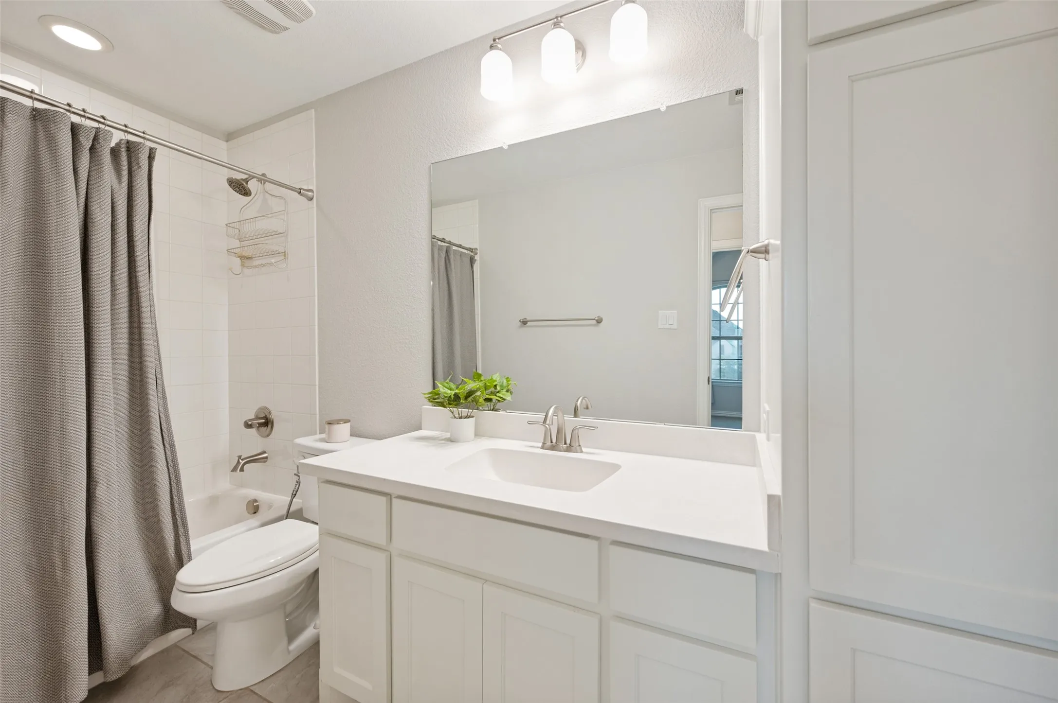 Single Family Residence For Sale in Dallas County , 125 Erling Lane, Irving, Texas 75039, 4 Bedroom, 4 Bathroom, 2 Garage spaces, 3,460 Sqft, built in 2018, mls#21371597, Real Estate Agent in Irving, Homes For Sale in Dallas county, Homes For Sale in Irving, Realtor in Irving Texas, Real Estate Brokerage Independent Realty Texas, Luminita Cordes Realtor
