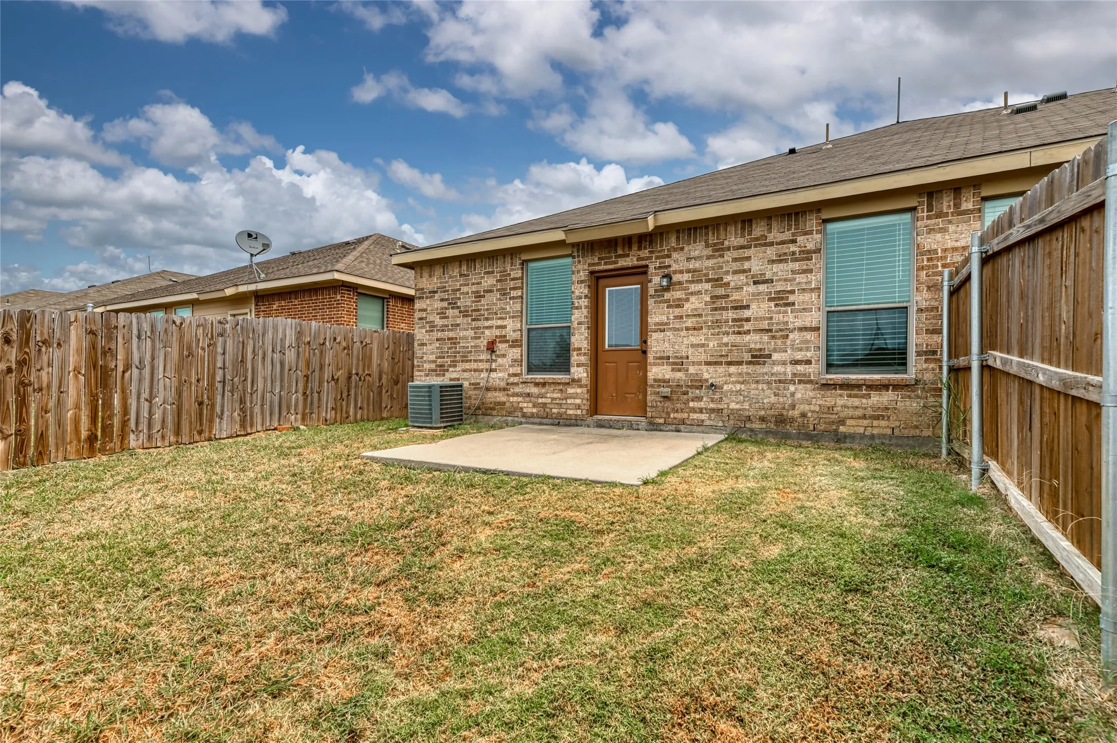 Duplex For Rent in Collin County , 355 Armstrong Lane, Lavon, Texas 75166, 3 Bedroom, 2 Bathroom, 2 Garage spaces, 1,268 Sqft, built in 2010, mls#21347285, Real Estate Agent in Lavon, Homes For Rent in Collin county, Homes For Rent in Lavon, Realtor in Lavon Texas, Real Estate Brokerage Independent Realty Texas, Luminita Cordes Realtor