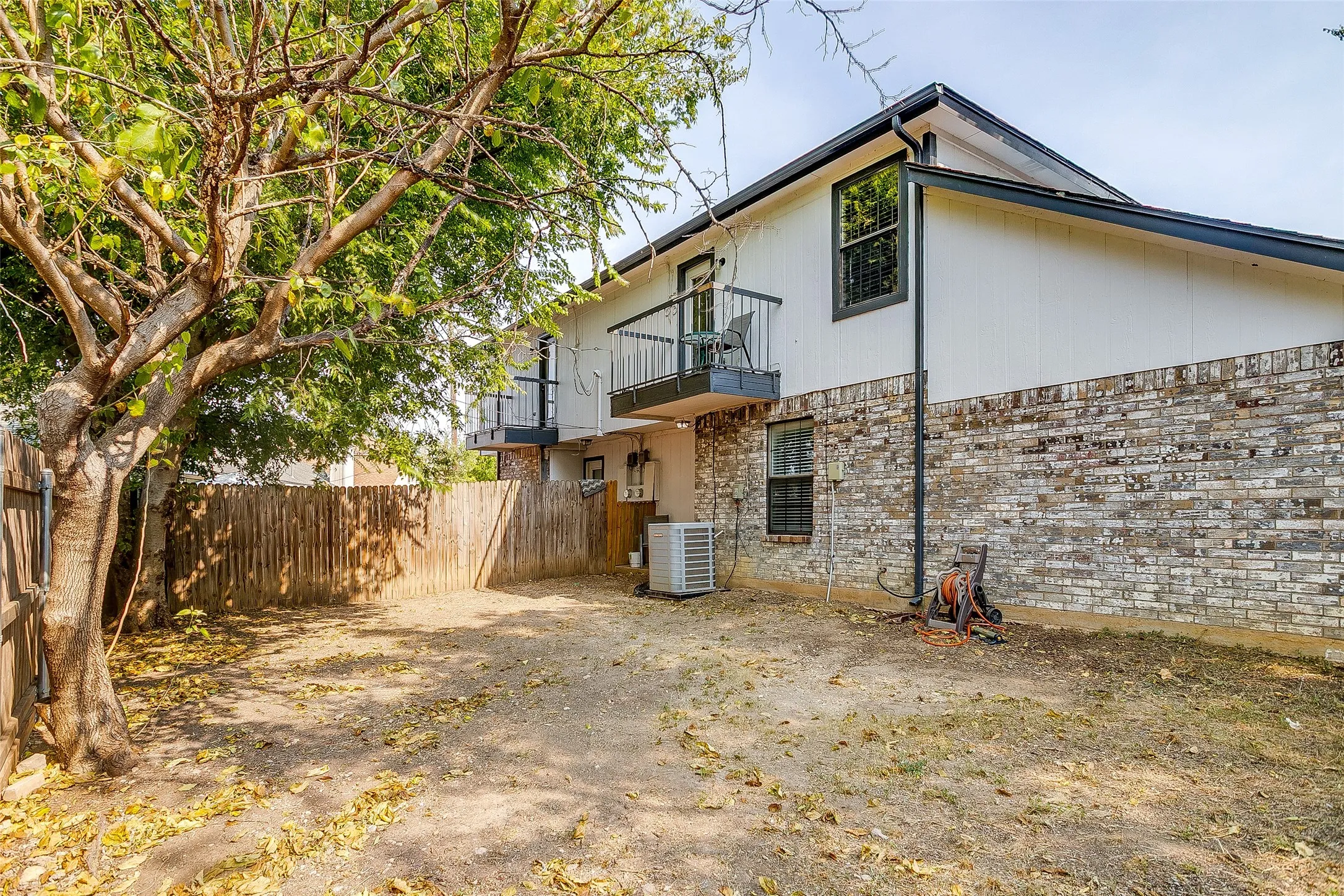 Duplex For Rent in Tarrant County , 121 Myers Drive, White Settlement, Texas 76108, 2 Bedroom, 2 Bathroom, 1 Garage spaces, 1,607 Sqft, built in 1985, mls#21370789, Real Estate Agent in White Settlement, Homes For Rent in Tarrant county, Homes For Rent in White Settlement, Realtor in White Settlement Texas, Real Estate Brokerage Independent Realty Texas, Luminita Cordes Realtor