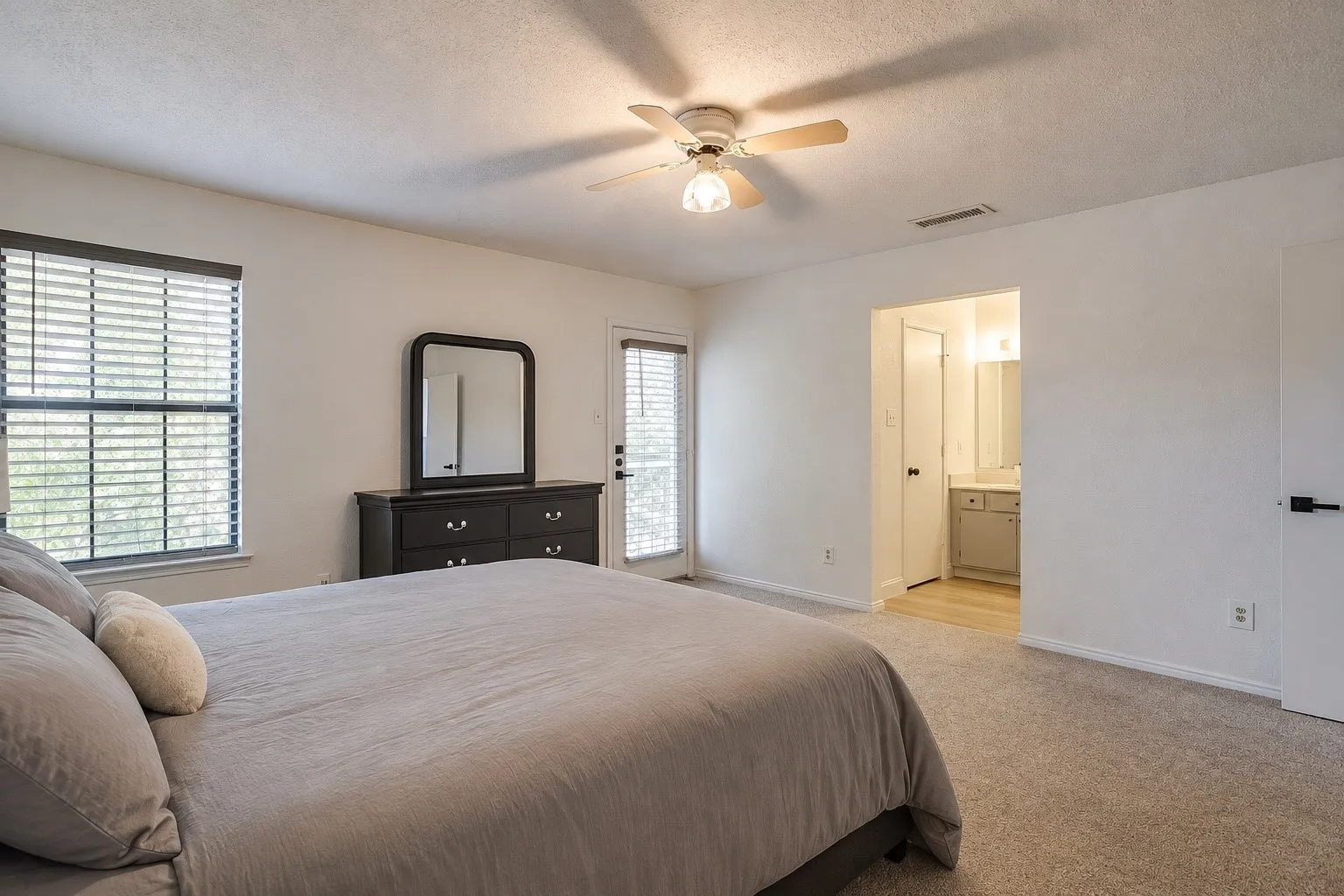 Duplex For Rent in Tarrant County , 121 Myers Drive, White Settlement, Texas 76108, 2 Bedroom, 2 Bathroom, 1 Garage spaces, 1,607 Sqft, built in 1985, mls#21370789, Real Estate Agent in White Settlement, Homes For Rent in Tarrant county, Homes For Rent in White Settlement, Realtor in White Settlement Texas, Real Estate Brokerage Independent Realty Texas, Luminita Cordes Realtor