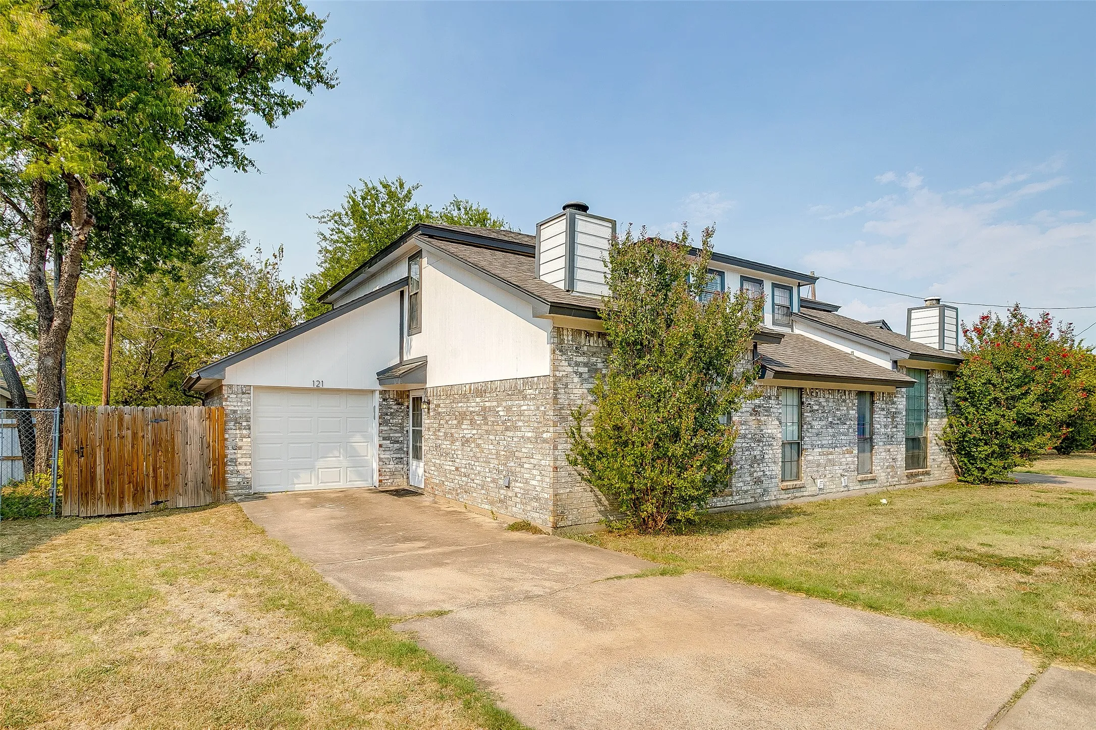 Duplex For Rent in Tarrant County , 121 Myers Drive, White Settlement, Texas 76108, 2 Bedroom, 2 Bathroom, 1 Garage spaces, 1,607 Sqft, built in 1985, mls#21370789, Real Estate Agent in White Settlement, Homes For Rent in Tarrant county, Homes For Rent in White Settlement, Realtor in White Settlement Texas, Real Estate Brokerage Independent Realty Texas, Luminita Cordes Realtor