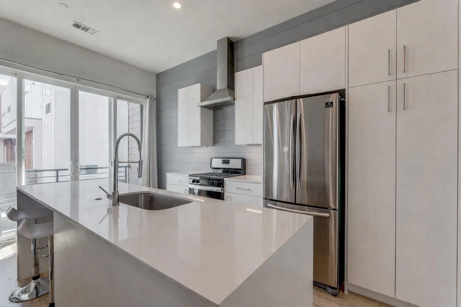 Condominium For Sale in Dallas County , 1514 N Washington 105, Dallas, Texas 75204, 2 Bedroom, 3 Bathroom, 2 Garage spaces, 1,417 Sqft, built in 2019, mls#21370117, Real Estate Agent in Dallas, Homes For Sale in Dallas county, Homes For Sale in Dallas, Realtor in Dallas Texas, Real Estate Brokerage Independent Realty Texas, Luminita Cordes Realtor