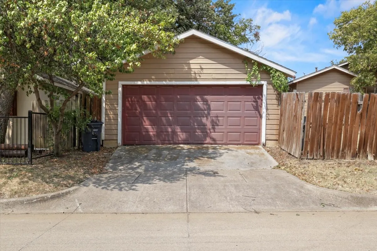 Single Family Residence For Sale in Tarrant County , 2640 Pioneer Street, Fort Worth, Texas 76119, 3 Bedroom, 1 Bathroom, 2 Garage spaces, 1,164 Sqft, built in 1955, mls#21371601, Real Estate Agent in Fort Worth, Homes For Sale in Tarrant county, Homes For Sale in Fort Worth, Realtor in Fort Worth Texas, Real Estate Brokerage Independent Realty Texas, Luminita Cordes Realtor
