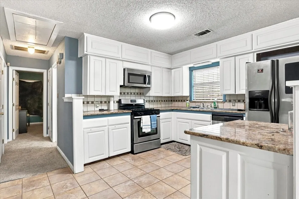 Single Family Residence For Sale in Tarrant County , 2640 Pioneer Street, Fort Worth, Texas 76119, 3 Bedroom, 1 Bathroom, 2 Garage spaces, 1,164 Sqft, built in 1955, mls#21371601, Real Estate Agent in Fort Worth, Homes For Sale in Tarrant county, Homes For Sale in Fort Worth, Realtor in Fort Worth Texas, Real Estate Brokerage Independent Realty Texas, Luminita Cordes Realtor