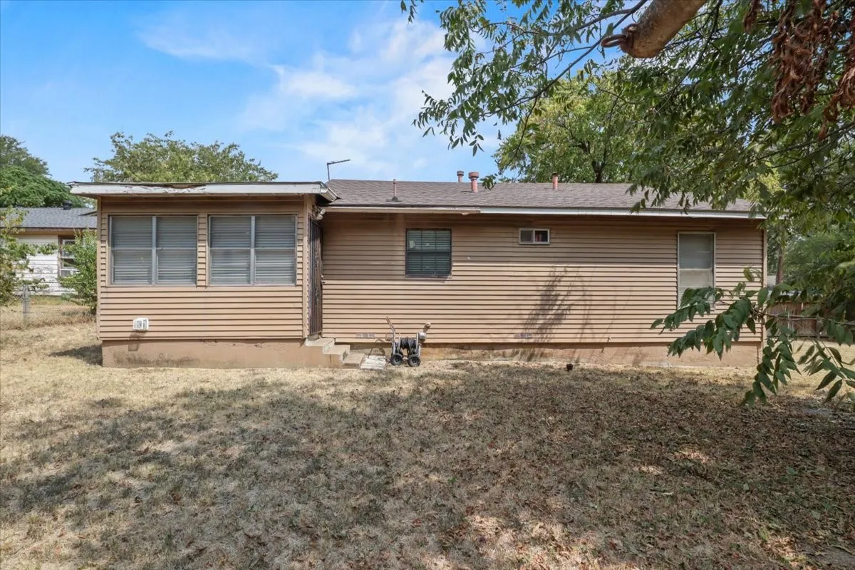 Single Family Residence For Sale in Tarrant County , 2640 Pioneer Street, Fort Worth, Texas 76119, 3 Bedroom, 1 Bathroom, 2 Garage spaces, 1,164 Sqft, built in 1955, mls#21371601, Real Estate Agent in Fort Worth, Homes For Sale in Tarrant county, Homes For Sale in Fort Worth, Realtor in Fort Worth Texas, Real Estate Brokerage Independent Realty Texas, Luminita Cordes Realtor