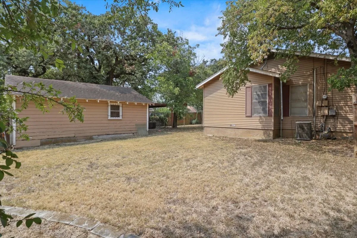 Single Family Residence For Sale in Tarrant County , 2640 Pioneer Street, Fort Worth, Texas 76119, 3 Bedroom, 1 Bathroom, 2 Garage spaces, 1,164 Sqft, built in 1955, mls#21371601, Real Estate Agent in Fort Worth, Homes For Sale in Tarrant county, Homes For Sale in Fort Worth, Realtor in Fort Worth Texas, Real Estate Brokerage Independent Realty Texas, Luminita Cordes Realtor