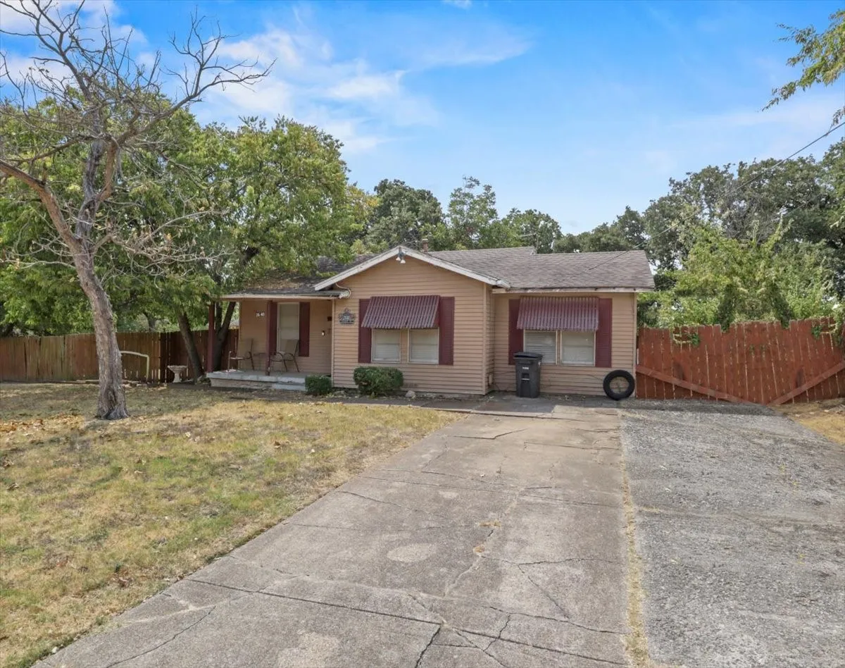 Single Family Residence For Sale in Tarrant County , 2640 Pioneer Street, Fort Worth, Texas 76119, 3 Bedroom, 1 Bathroom, 2 Garage spaces, 1,164 Sqft, built in 1955, mls#21371601, Real Estate Agent in Fort Worth, Homes For Sale in Tarrant county, Homes For Sale in Fort Worth, Realtor in Fort Worth Texas, Real Estate Brokerage Independent Realty Texas, Luminita Cordes Realtor