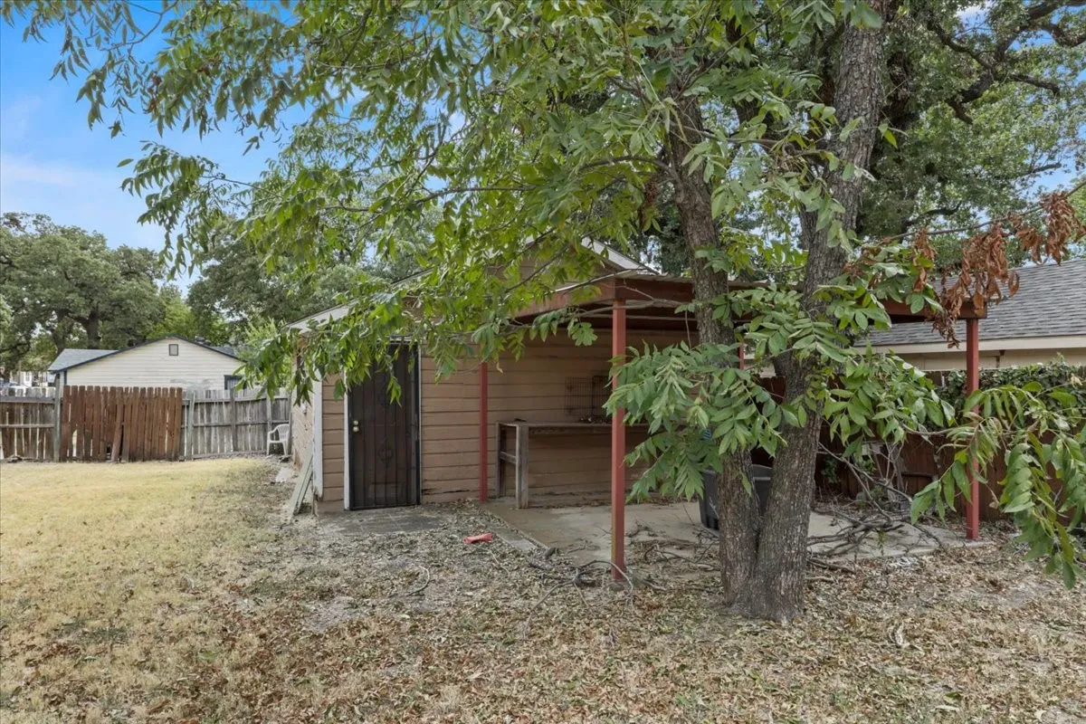 Single Family Residence For Sale in Tarrant County , 2640 Pioneer Street, Fort Worth, Texas 76119, 3 Bedroom, 1 Bathroom, 2 Garage spaces, 1,164 Sqft, built in 1955, mls#21371601, Real Estate Agent in Fort Worth, Homes For Sale in Tarrant county, Homes For Sale in Fort Worth, Realtor in Fort Worth Texas, Real Estate Brokerage Independent Realty Texas, Luminita Cordes Realtor