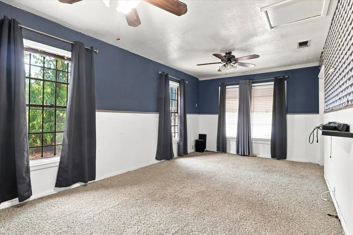 Single Family Residence For Sale in Tarrant County , 2640 Pioneer Street, Fort Worth, Texas 76119, 3 Bedroom, 1 Bathroom, 2 Garage spaces, 1,164 Sqft, built in 1955, mls#21371601, Real Estate Agent in Fort Worth, Homes For Sale in Tarrant county, Homes For Sale in Fort Worth, Realtor in Fort Worth Texas, Real Estate Brokerage Independent Realty Texas, Luminita Cordes Realtor
