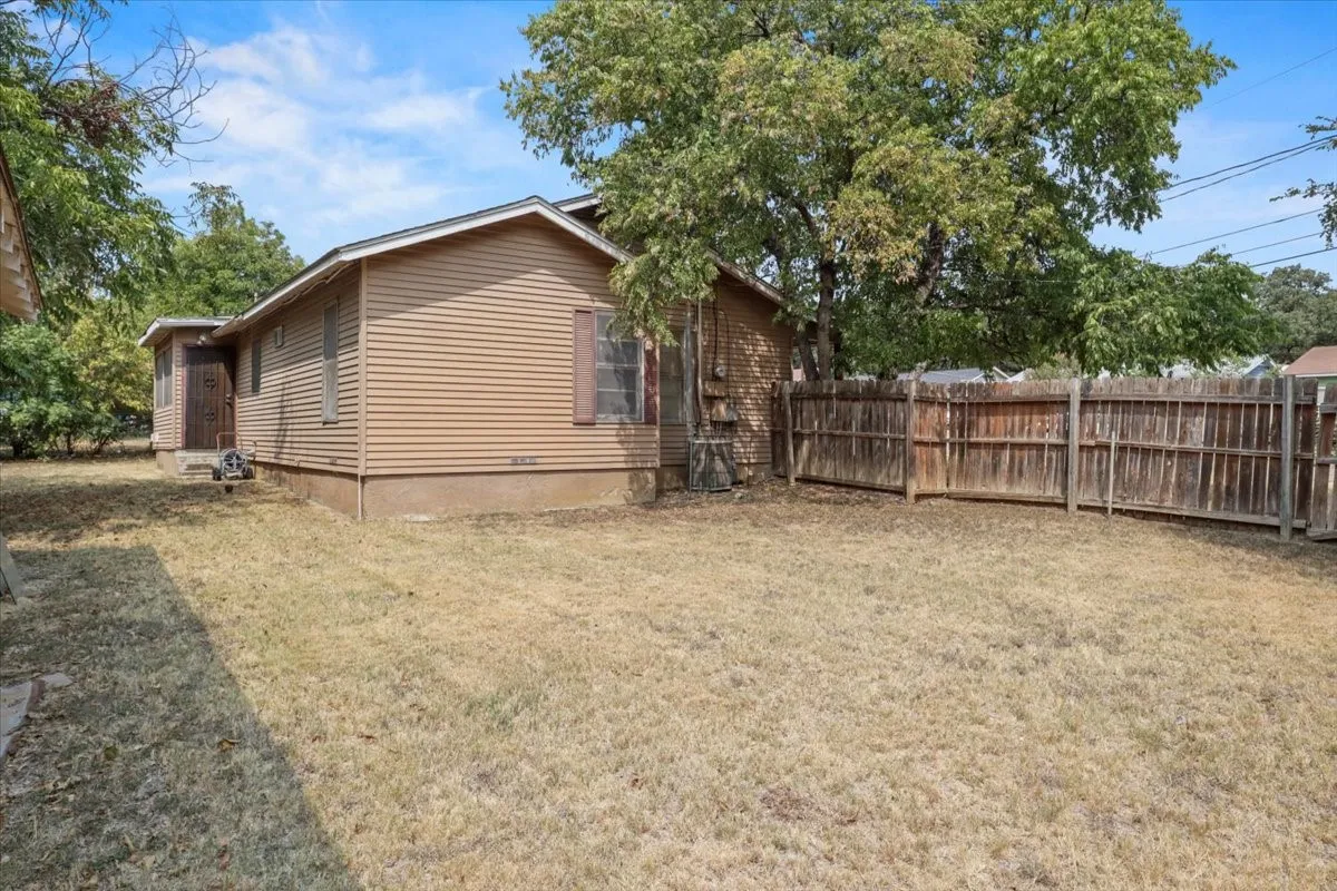 Single Family Residence For Sale in Tarrant County , 2640 Pioneer Street, Fort Worth, Texas 76119, 3 Bedroom, 1 Bathroom, 2 Garage spaces, 1,164 Sqft, built in 1955, mls#21371601, Real Estate Agent in Fort Worth, Homes For Sale in Tarrant county, Homes For Sale in Fort Worth, Realtor in Fort Worth Texas, Real Estate Brokerage Independent Realty Texas, Luminita Cordes Realtor