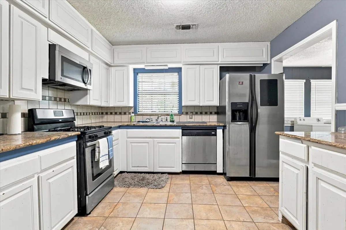 Single Family Residence For Sale in Tarrant County , 2640 Pioneer Street, Fort Worth, Texas 76119, 3 Bedroom, 1 Bathroom, 2 Garage spaces, 1,164 Sqft, built in 1955, mls#21371601, Real Estate Agent in Fort Worth, Homes For Sale in Tarrant county, Homes For Sale in Fort Worth, Realtor in Fort Worth Texas, Real Estate Brokerage Independent Realty Texas, Luminita Cordes Realtor