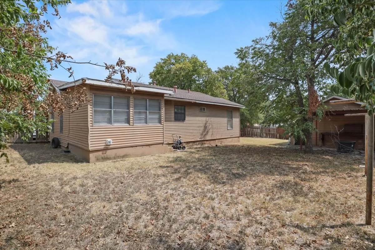 Single Family Residence For Sale in Tarrant County , 2640 Pioneer Street, Fort Worth, Texas 76119, 3 Bedroom, 1 Bathroom, 2 Garage spaces, 1,164 Sqft, built in 1955, mls#21371601, Real Estate Agent in Fort Worth, Homes For Sale in Tarrant county, Homes For Sale in Fort Worth, Realtor in Fort Worth Texas, Real Estate Brokerage Independent Realty Texas, Luminita Cordes Realtor