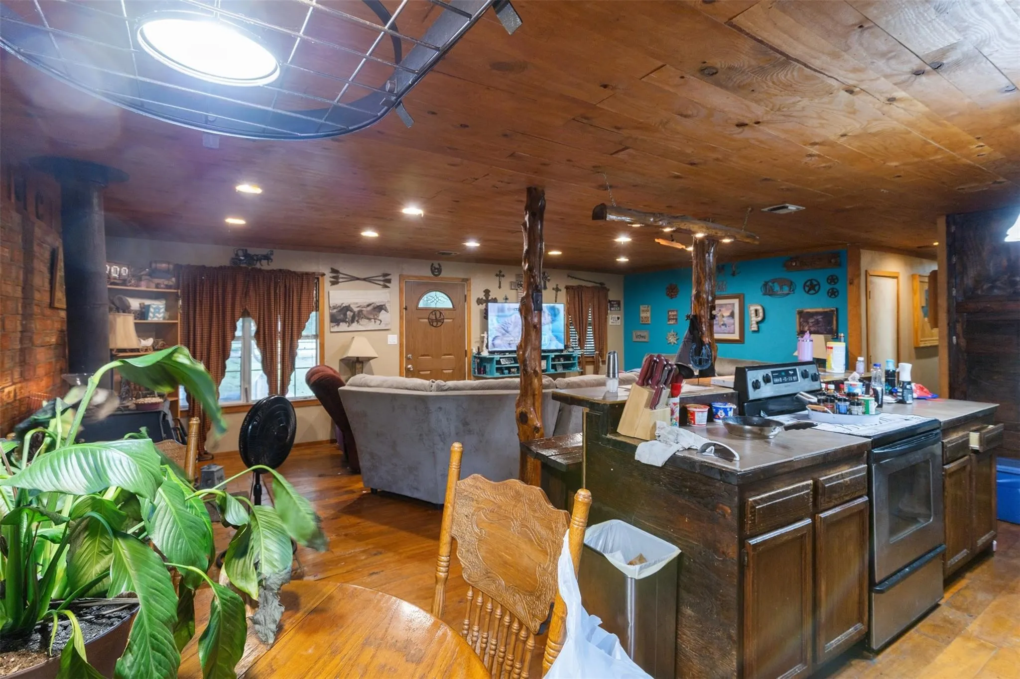 Single Family Residence For Rent in Fannin County , 7481 W Fm 1753, Ravenna, Texas 75476, 2 Bedroom, 1 Bathroom, Garage spaces, 1,867 Sqft, built in 1972, mls#21371553, Real Estate Agent in Ravenna, Homes For Rent in Fannin county, Homes For Rent in Ravenna, Realtor in Ravenna Texas, Real Estate Brokerage Independent Realty Texas, Luminita Cordes Realtor
