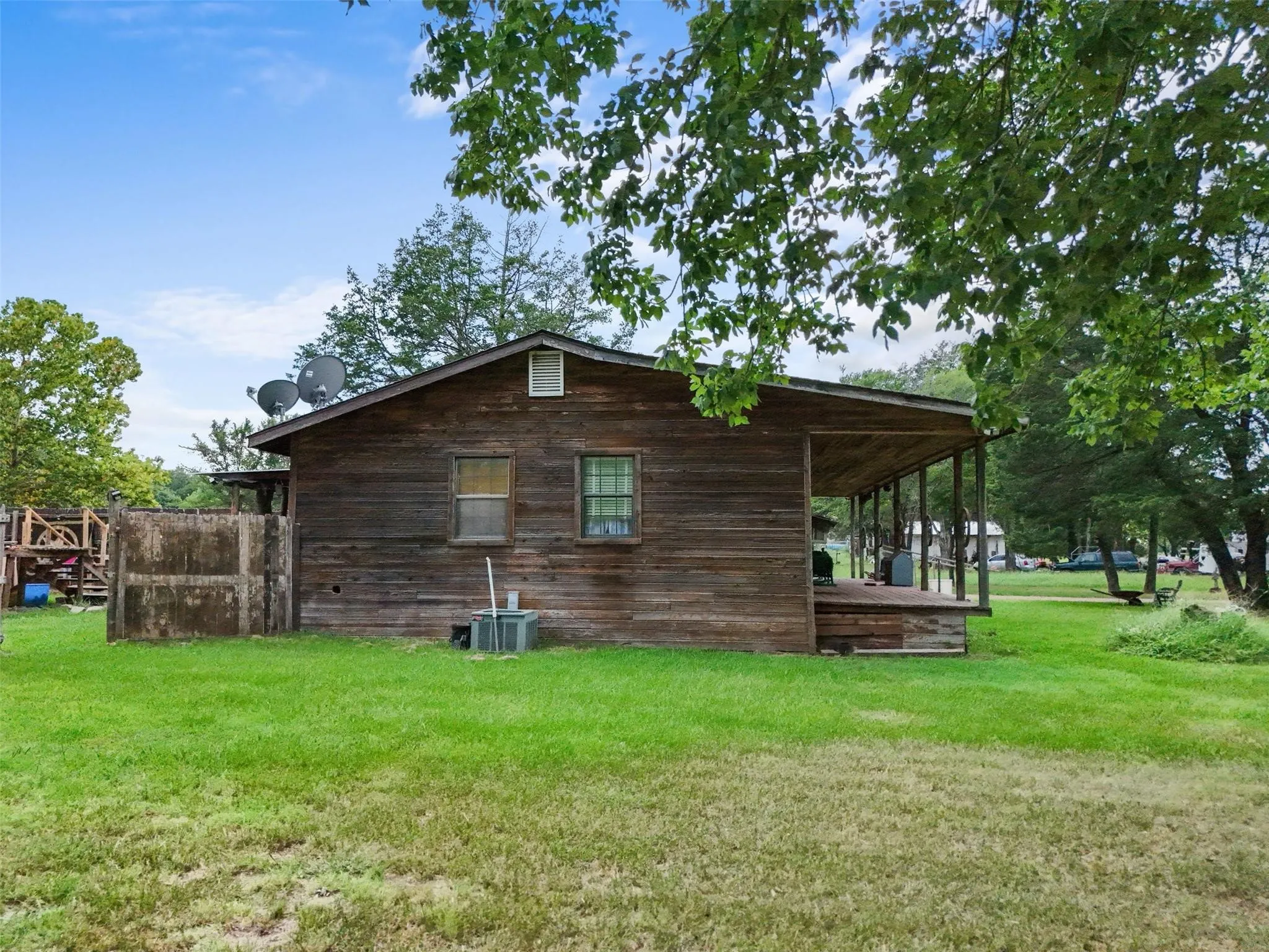 Single Family Residence For Rent in Fannin County , 7481 W Fm 1753, Ravenna, Texas 75476, 2 Bedroom, 1 Bathroom, Garage spaces, 1,867 Sqft, built in 1972, mls#21371553, Real Estate Agent in Ravenna, Homes For Rent in Fannin county, Homes For Rent in Ravenna, Realtor in Ravenna Texas, Real Estate Brokerage Independent Realty Texas, Luminita Cordes Realtor