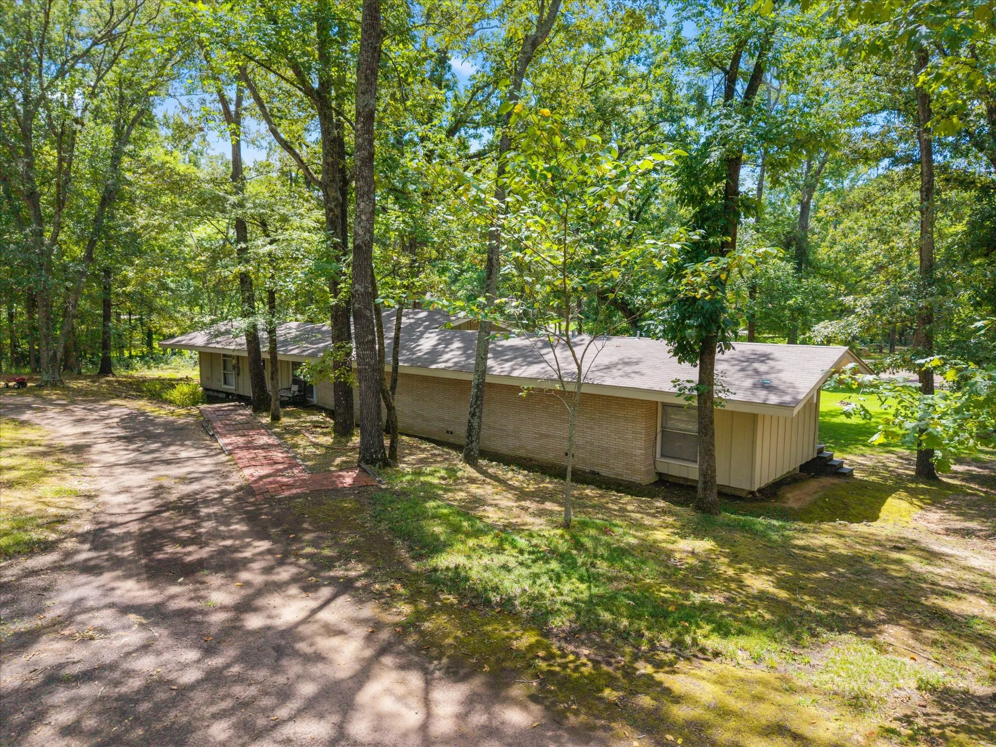 Single Family Residence For Sale in Titus County , 106 Lively Avenue, Mt Pleasant, Texas 75455, 3 Bedroom, 2 Bathroom, Garage spaces, 1,888 Sqft, built in 1967, mls#21371573, Real Estate Agent in Mt Pleasant, Homes For Sale in Titus county, Homes For Sale in Mt Pleasant, Realtor in Mt Pleasant Texas, Real Estate Brokerage Independent Realty Texas, Luminita Cordes Realtor