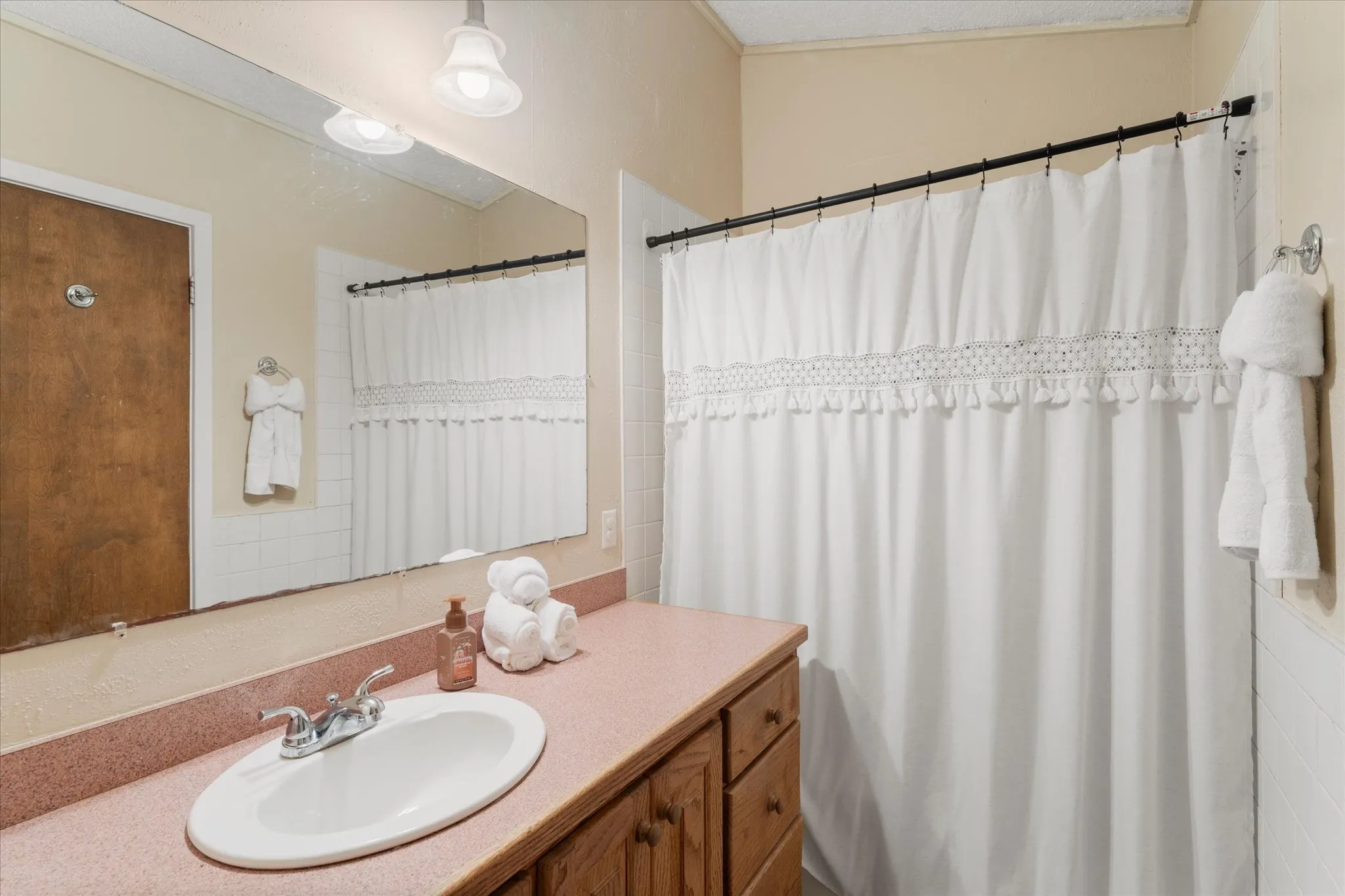 Single Family Residence For Sale in Titus County , 106 Lively Avenue, Mt Pleasant, Texas 75455, 3 Bedroom, 2 Bathroom, Garage spaces, 1,888 Sqft, built in 1967, mls#21371573, Real Estate Agent in Mt Pleasant, Homes For Sale in Titus county, Homes For Sale in Mt Pleasant, Realtor in Mt Pleasant Texas, Real Estate Brokerage Independent Realty Texas, Luminita Cordes Realtor