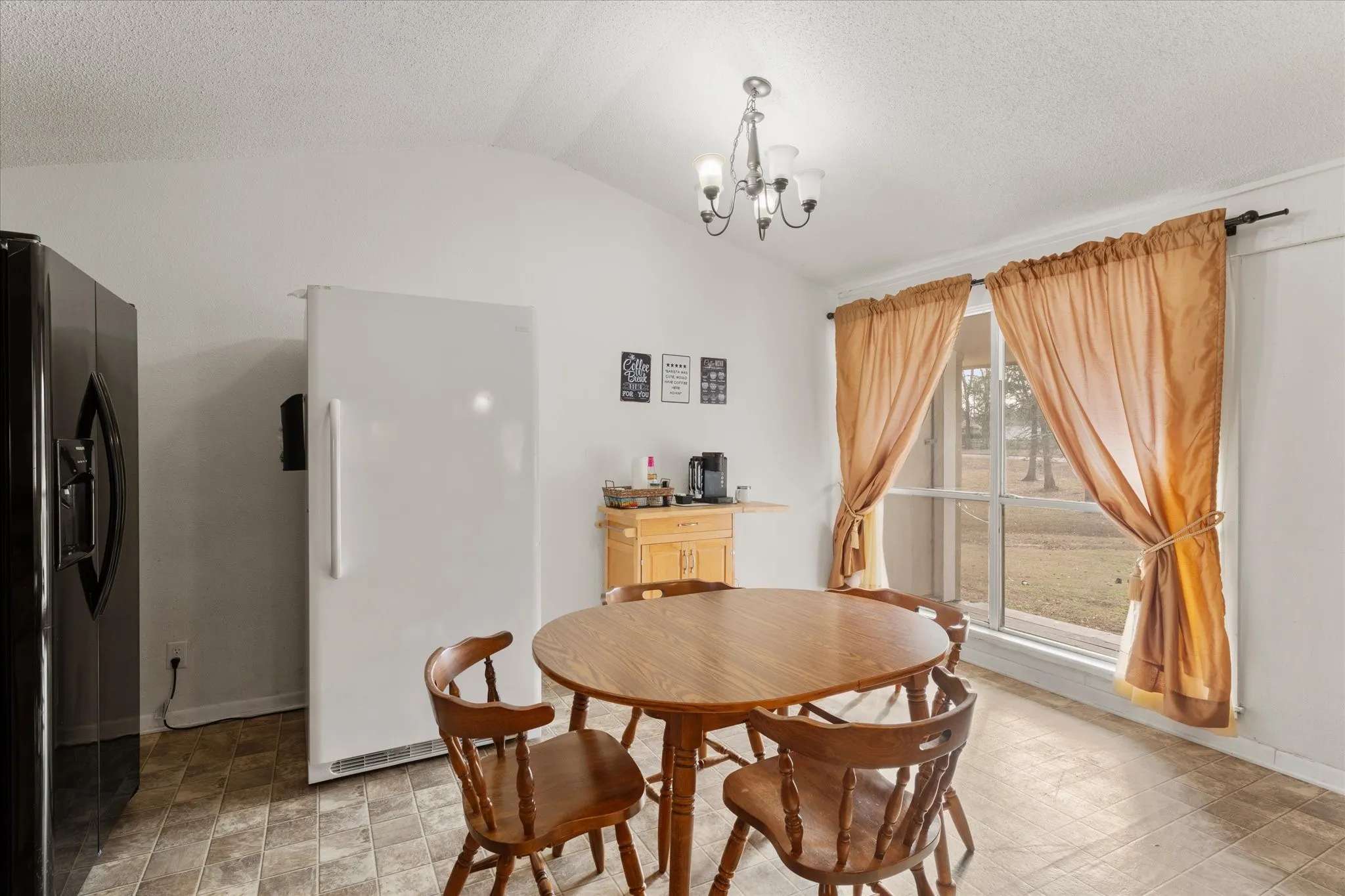 Single Family Residence For Sale in Titus County , 106 Lively Avenue, Mt Pleasant, Texas 75455, 3 Bedroom, 2 Bathroom, Garage spaces, 1,888 Sqft, built in 1967, mls#21371573, Real Estate Agent in Mt Pleasant, Homes For Sale in Titus county, Homes For Sale in Mt Pleasant, Realtor in Mt Pleasant Texas, Real Estate Brokerage Independent Realty Texas, Luminita Cordes Realtor