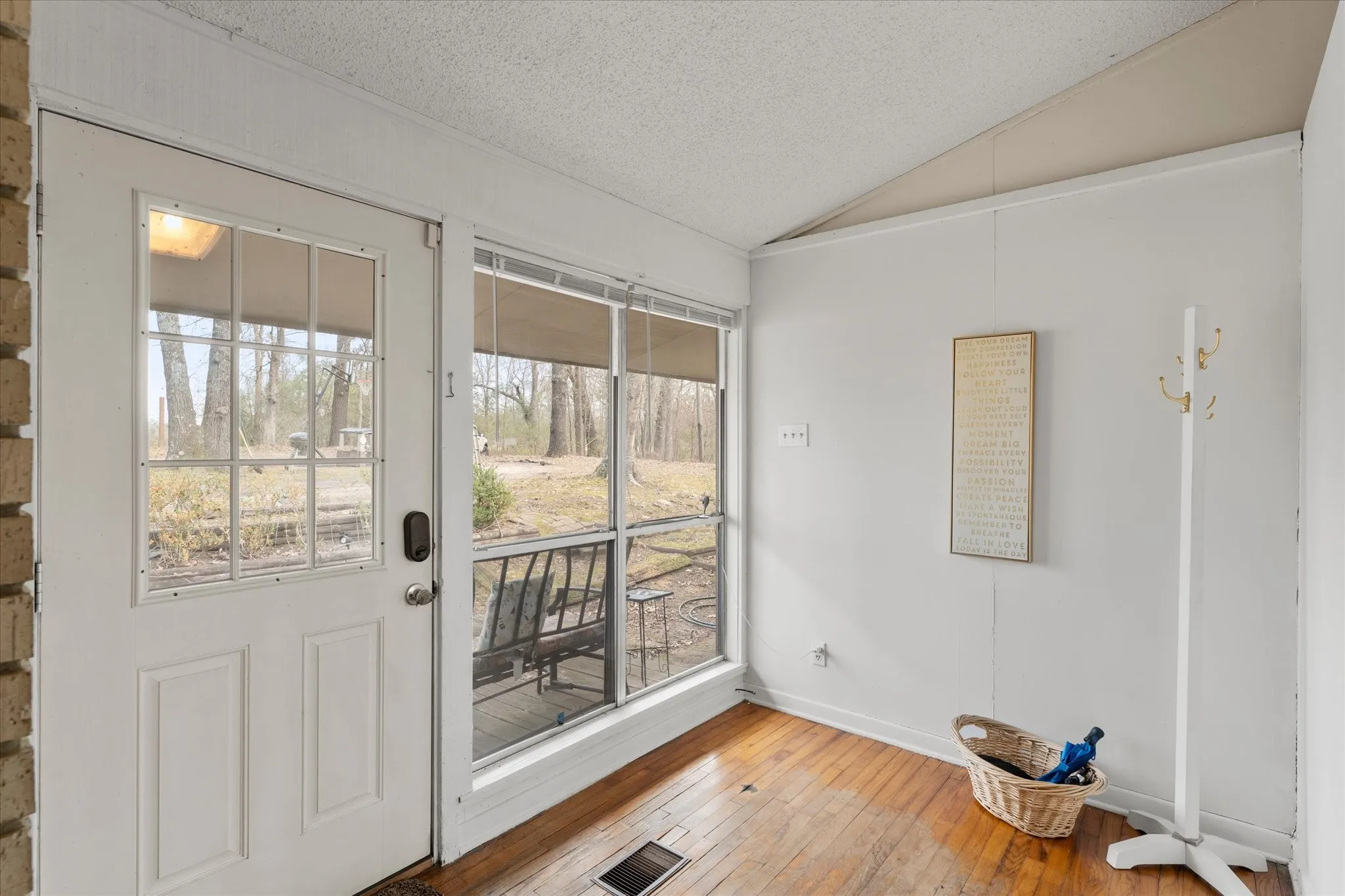 Single Family Residence For Sale in Titus County , 106 Lively Avenue, Mt Pleasant, Texas 75455, 3 Bedroom, 2 Bathroom, Garage spaces, 1,888 Sqft, built in 1967, mls#21371573, Real Estate Agent in Mt Pleasant, Homes For Sale in Titus county, Homes For Sale in Mt Pleasant, Realtor in Mt Pleasant Texas, Real Estate Brokerage Independent Realty Texas, Luminita Cordes Realtor