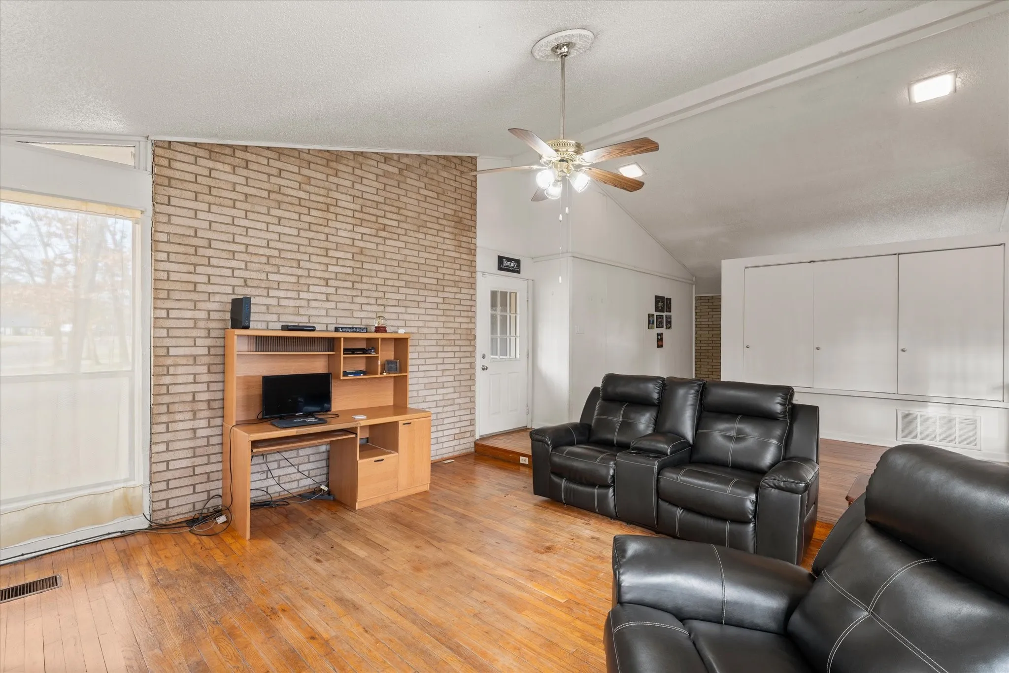 Single Family Residence For Sale in Titus County , 106 Lively Avenue, Mt Pleasant, Texas 75455, 3 Bedroom, 2 Bathroom, Garage spaces, 1,888 Sqft, built in 1967, mls#21371573, Real Estate Agent in Mt Pleasant, Homes For Sale in Titus county, Homes For Sale in Mt Pleasant, Realtor in Mt Pleasant Texas, Real Estate Brokerage Independent Realty Texas, Luminita Cordes Realtor