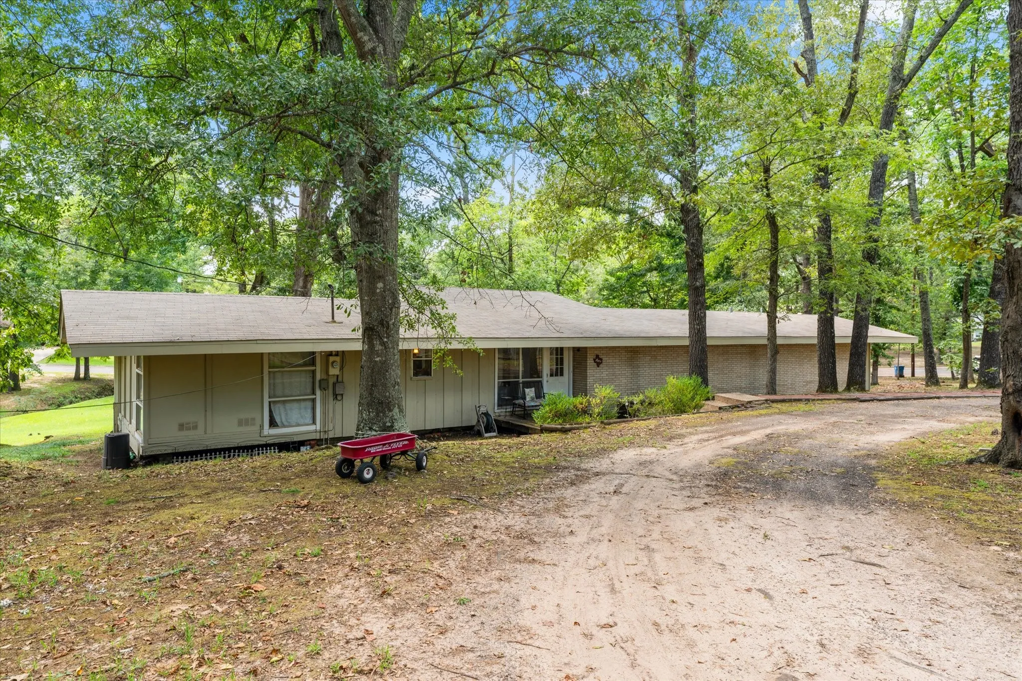Single Family Residence For Sale in Titus County , 106 Lively Avenue, Mt Pleasant, Texas 75455, 3 Bedroom, 2 Bathroom, Garage spaces, 1,888 Sqft, built in 1967, mls#21371573, Real Estate Agent in Mt Pleasant, Homes For Sale in Titus county, Homes For Sale in Mt Pleasant, Realtor in Mt Pleasant Texas, Real Estate Brokerage Independent Realty Texas, Luminita Cordes Realtor