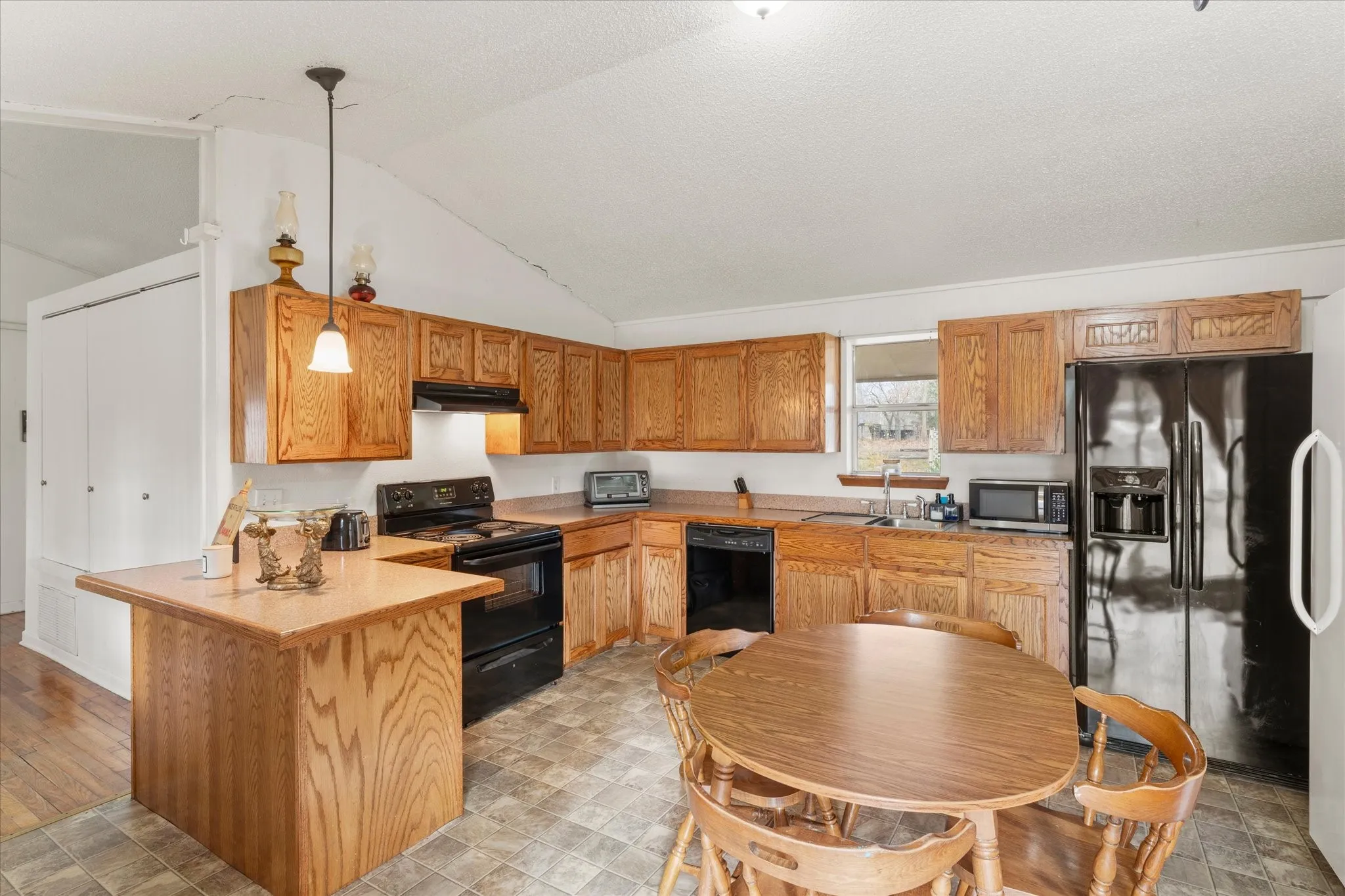 Single Family Residence For Sale in Titus County , 106 Lively Avenue, Mt Pleasant, Texas 75455, 3 Bedroom, 2 Bathroom, Garage spaces, 1,888 Sqft, built in 1967, mls#21371573, Real Estate Agent in Mt Pleasant, Homes For Sale in Titus county, Homes For Sale in Mt Pleasant, Realtor in Mt Pleasant Texas, Real Estate Brokerage Independent Realty Texas, Luminita Cordes Realtor