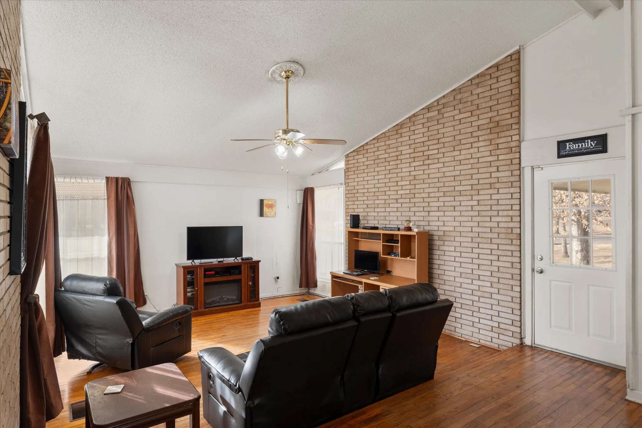 Single Family Residence For Sale in Titus County , 106 Lively Avenue, Mt Pleasant, Texas 75455, 3 Bedroom, 2 Bathroom, Garage spaces, 1,888 Sqft, built in 1967, mls#21371573, Real Estate Agent in Mt Pleasant, Homes For Sale in Titus county, Homes For Sale in Mt Pleasant, Realtor in Mt Pleasant Texas, Real Estate Brokerage Independent Realty Texas, Luminita Cordes Realtor