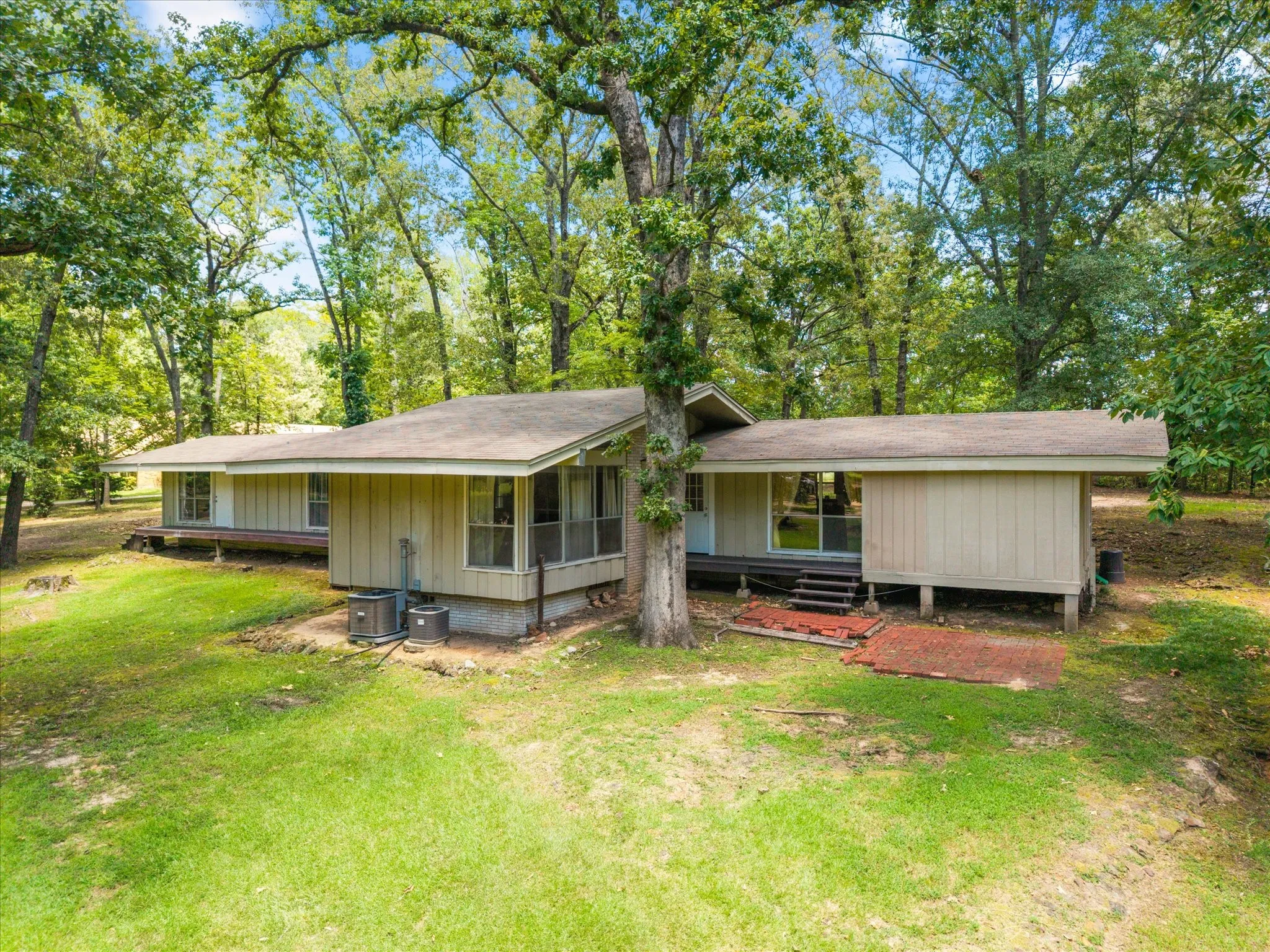 Single Family Residence For Sale in Titus County , 106 Lively Avenue, Mt Pleasant, Texas 75455, 3 Bedroom, 2 Bathroom, Garage spaces, 1,888 Sqft, built in 1967, mls#21371573, Real Estate Agent in Mt Pleasant, Homes For Sale in Titus county, Homes For Sale in Mt Pleasant, Realtor in Mt Pleasant Texas, Real Estate Brokerage Independent Realty Texas, Luminita Cordes Realtor