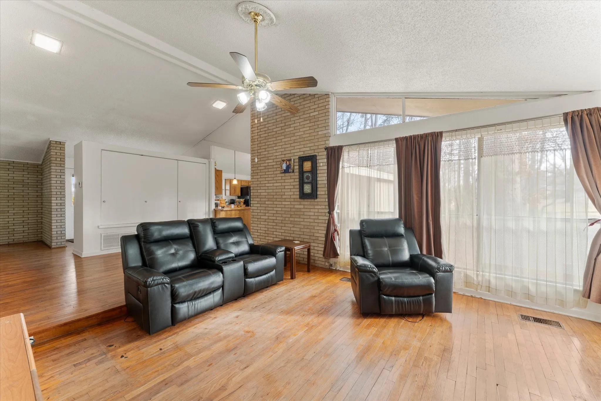 Single Family Residence For Sale in Titus County , 106 Lively Avenue, Mt Pleasant, Texas 75455, 3 Bedroom, 2 Bathroom, Garage spaces, 1,888 Sqft, built in 1967, mls#21371573, Real Estate Agent in Mt Pleasant, Homes For Sale in Titus county, Homes For Sale in Mt Pleasant, Realtor in Mt Pleasant Texas, Real Estate Brokerage Independent Realty Texas, Luminita Cordes Realtor