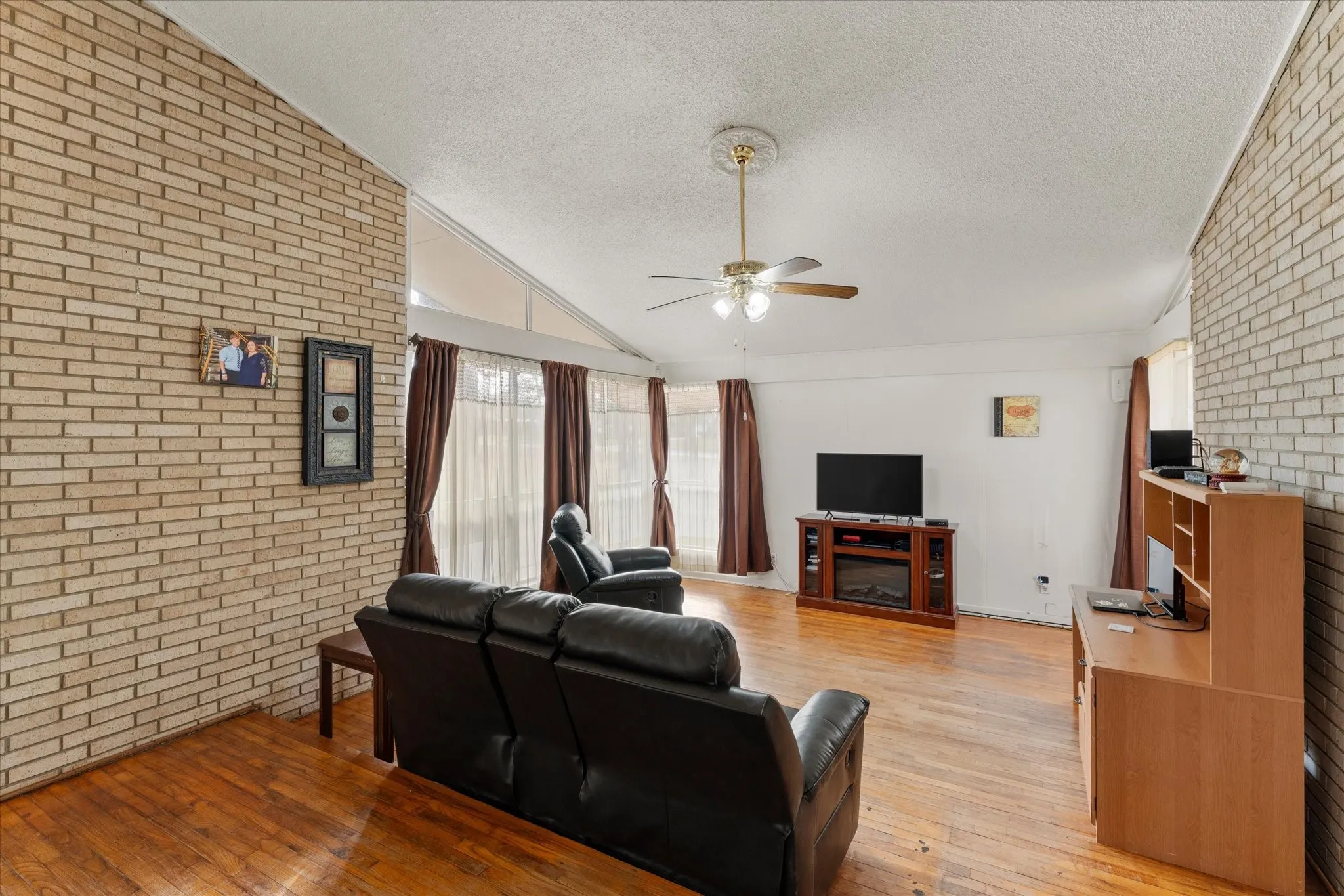 Single Family Residence For Sale in Titus County , 106 Lively Avenue, Mt Pleasant, Texas 75455, 3 Bedroom, 2 Bathroom, Garage spaces, 1,888 Sqft, built in 1967, mls#21371573, Real Estate Agent in Mt Pleasant, Homes For Sale in Titus county, Homes For Sale in Mt Pleasant, Realtor in Mt Pleasant Texas, Real Estate Brokerage Independent Realty Texas, Luminita Cordes Realtor