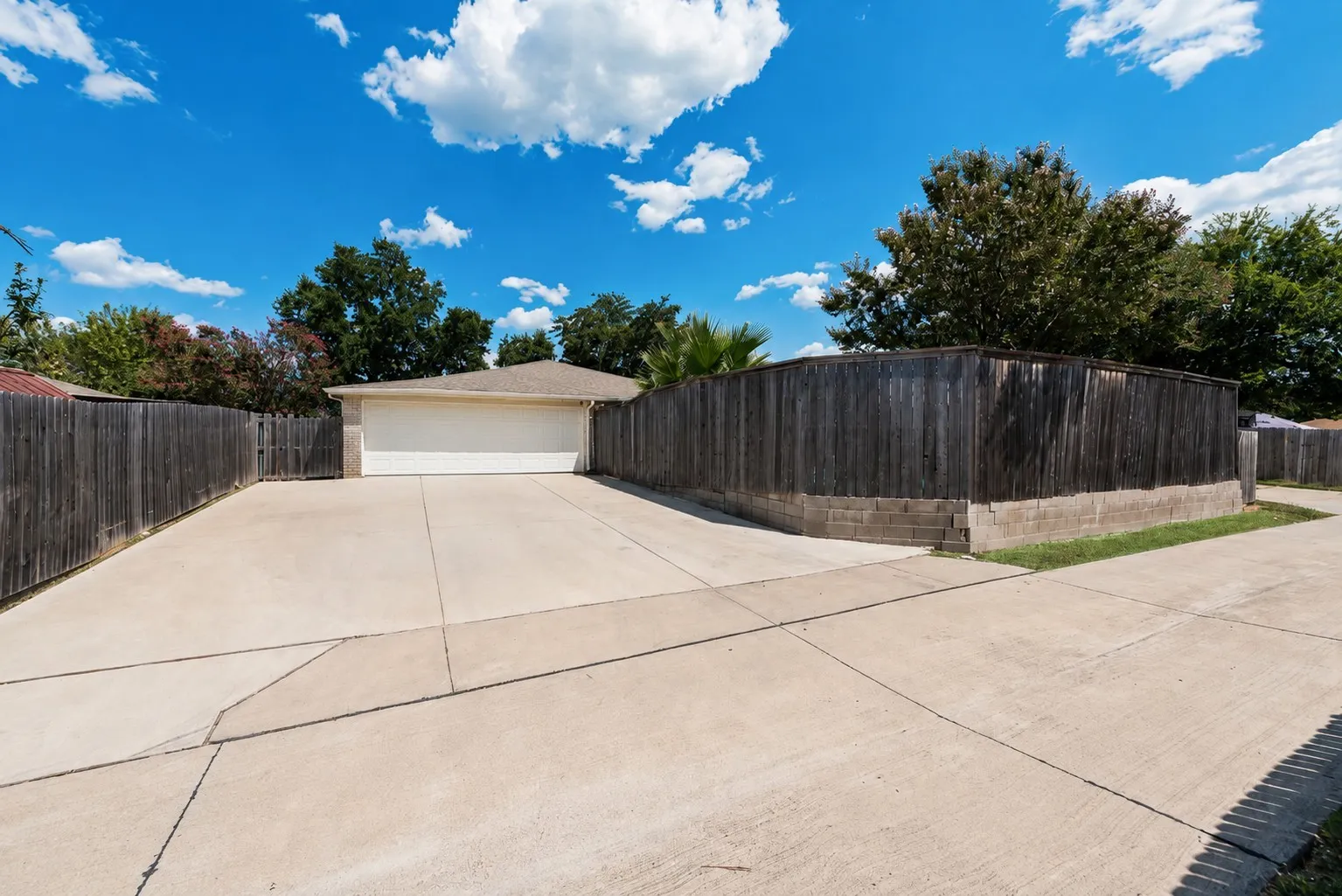Single Family Residence For Sale in Dallas County , 1838 Sandra Lane, Grand Prairie, Texas 75052, 3 Bedroom, 2 Bathroom, 2 Garage spaces, 1,591 Sqft, built in 1978, mls#21369802, Real Estate Agent in Grand Prairie, Homes For Sale in Dallas county, Homes For Sale in Grand Prairie, Realtor in Grand Prairie Texas, Real Estate Brokerage Independent Realty Texas, Luminita Cordes Realtor