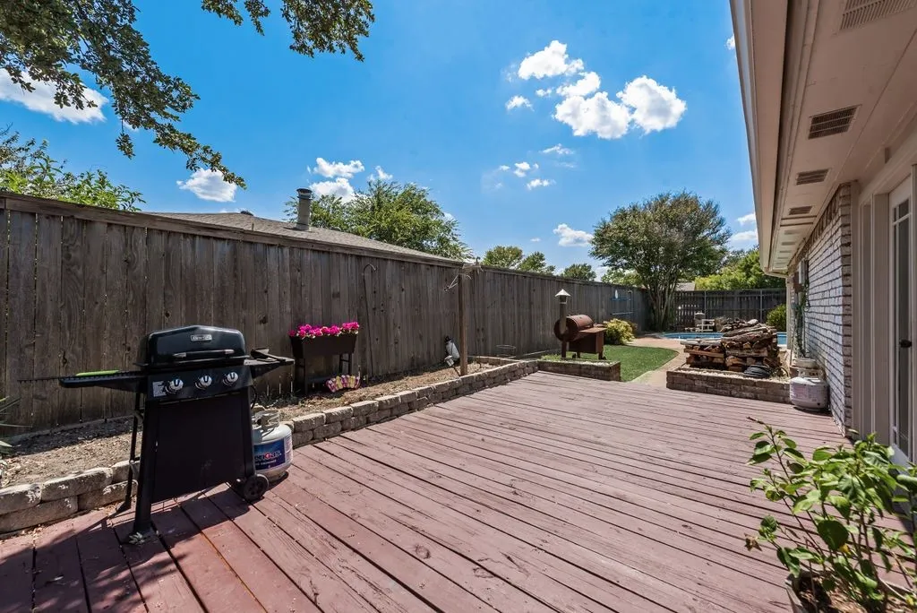Single Family Residence For Sale in Dallas County , 1838 Sandra Lane, Grand Prairie, Texas 75052, 3 Bedroom, 2 Bathroom, 2 Garage spaces, 1,591 Sqft, built in 1978, mls#21369802, Real Estate Agent in Grand Prairie, Homes For Sale in Dallas county, Homes For Sale in Grand Prairie, Realtor in Grand Prairie Texas, Real Estate Brokerage Independent Realty Texas, Luminita Cordes Realtor