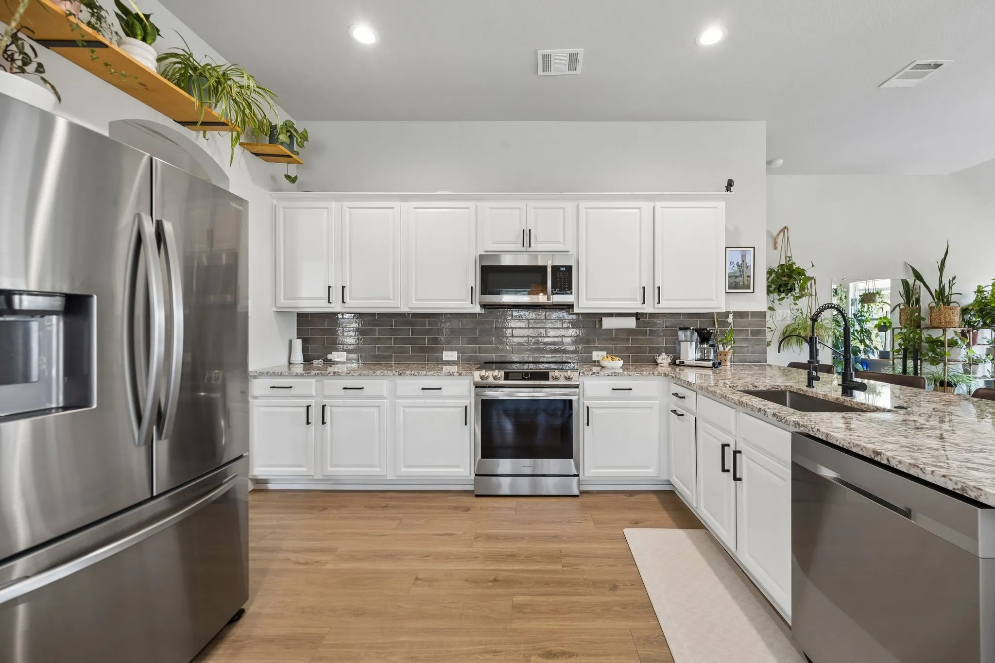 Single Family Residence For Sale in Collin County , 3704 Redwood Circle, Melissa, Texas 75454, 4 Bedroom, 2 Bathroom, 2 Garage spaces, 1,770 Sqft, built in 2005, mls#21370096, Real Estate Agent in Melissa, Homes For Sale in Collin county, Homes For Sale in Melissa, Realtor in Melissa Texas, Real Estate Brokerage Independent Realty Texas, Luminita Cordes Realtor