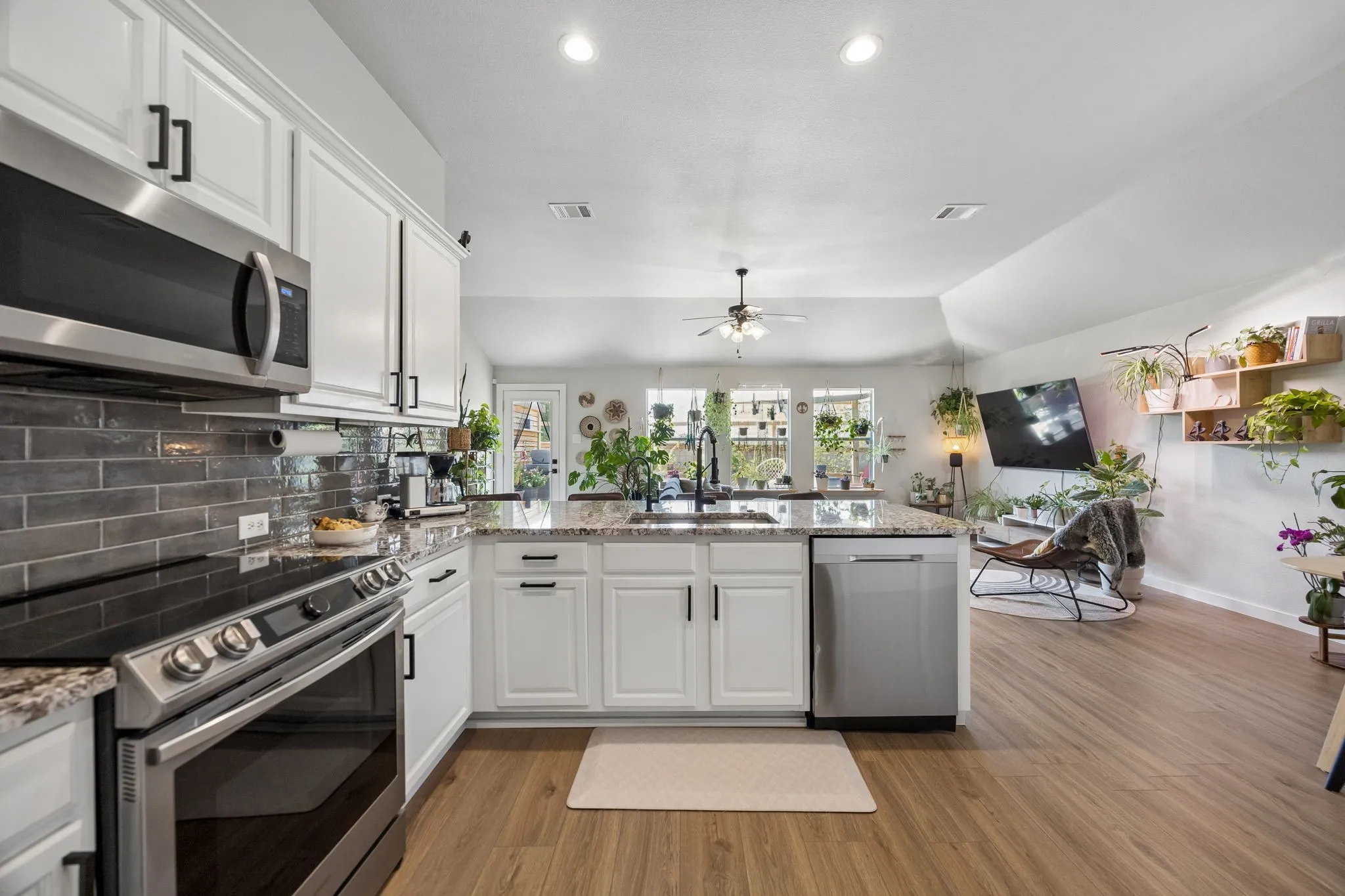 Single Family Residence For Sale in Collin County , 3704 Redwood Circle, Melissa, Texas 75454, 4 Bedroom, 2 Bathroom, 2 Garage spaces, 1,770 Sqft, built in 2005, mls#21370096, Real Estate Agent in Melissa, Homes For Sale in Collin county, Homes For Sale in Melissa, Realtor in Melissa Texas, Real Estate Brokerage Independent Realty Texas, Luminita Cordes Realtor