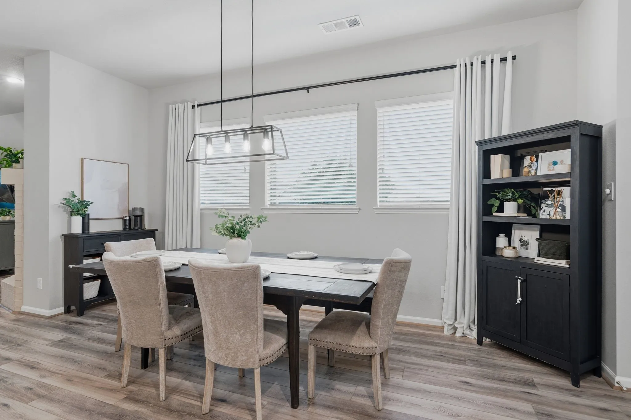 Single Family Residence For Sale in Kaufman County , 1545 Seminole Drive, Forney, Texas 75126, 3 Bedroom, 2 Bathroom, 2 Garage spaces, 2,268 Sqft, built in 2018, mls#21371608, Real Estate Agent in Forney, Homes For Sale in Kaufman county, Homes For Sale in Forney, Realtor in Forney Texas, Real Estate Brokerage Independent Realty Texas, Luminita Cordes Realtor