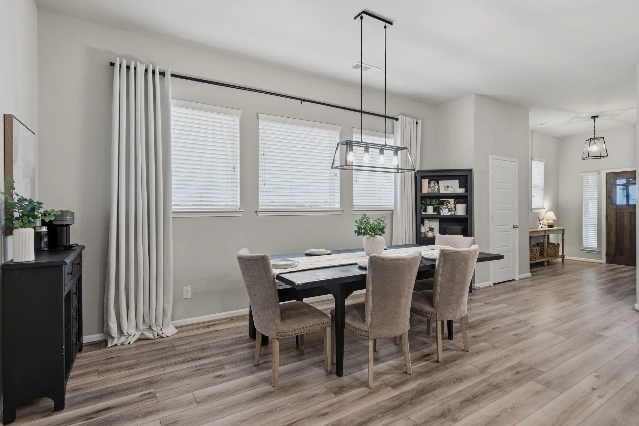 Single Family Residence For Sale in Kaufman County , 1545 Seminole Drive, Forney, Texas 75126, 3 Bedroom, 2 Bathroom, 2 Garage spaces, 2,268 Sqft, built in 2018, mls#21371608, Real Estate Agent in Forney, Homes For Sale in Kaufman county, Homes For Sale in Forney, Realtor in Forney Texas, Real Estate Brokerage Independent Realty Texas, Luminita Cordes Realtor