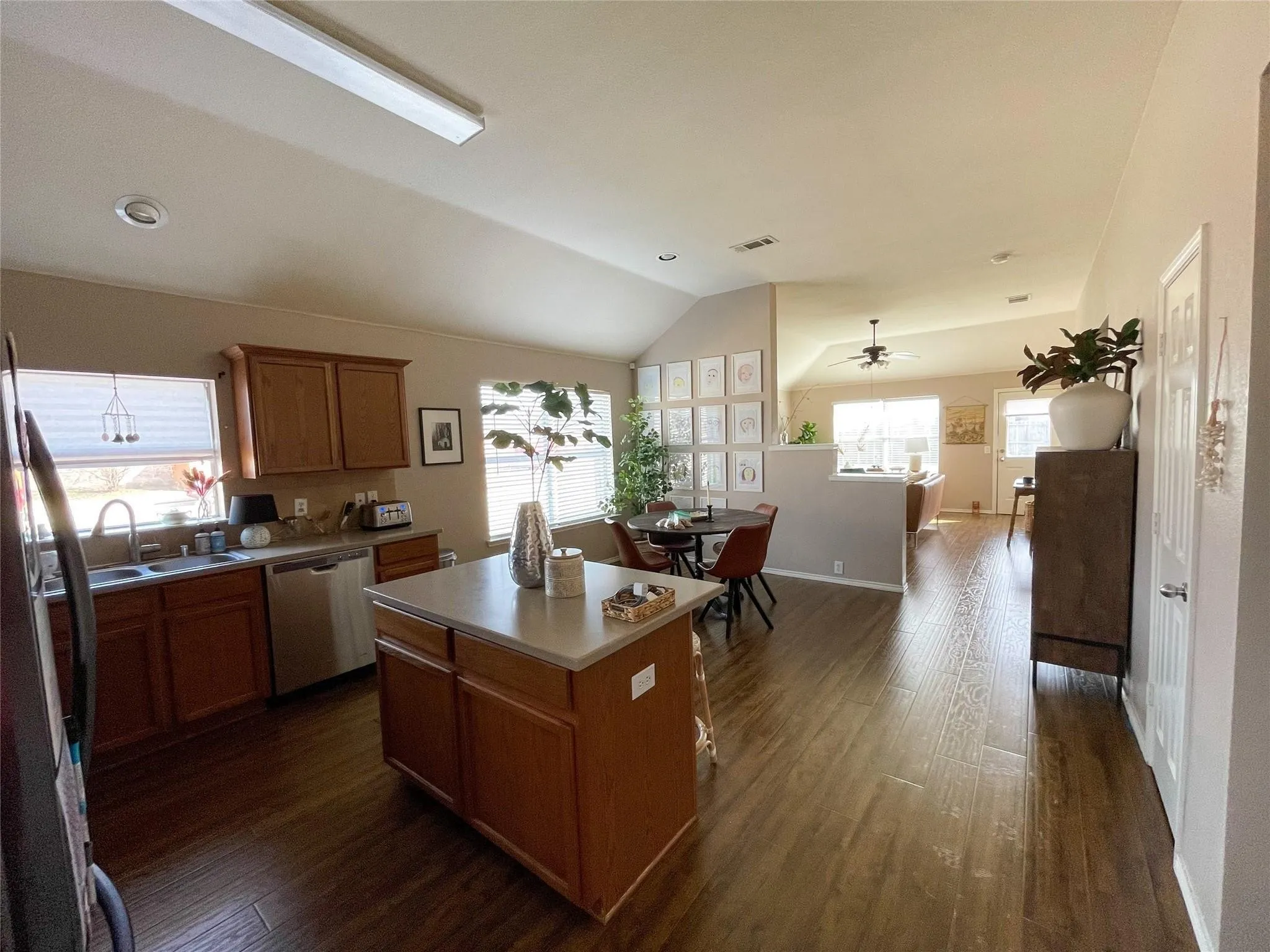Single Family Residence For Rent in Denton County , 8748 Sagebrush Trail, Cross Roads, Texas 76227, 3 Bedroom, 2 Bathroom, 2 Garage spaces, 1,881 Sqft, built in 2005, mls#21371616, Real Estate Agent in Cross Roads, Homes For Rent in Denton county, Homes For Rent in Cross Roads, Realtor in Cross Roads Texas, Real Estate Brokerage Independent Realty Texas, Luminita Cordes Realtor