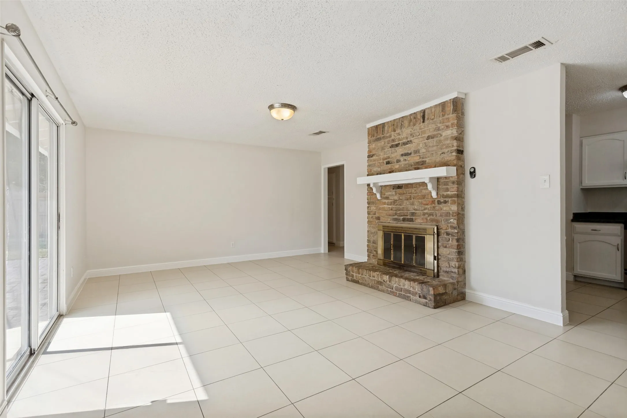 Single Family Residence For Rent in Denton County , 5420 Prince Drive, Lake Dallas, Texas 75065, 3 Bedroom, 2 Bathroom, 2 Garage spaces, 1,414 Sqft, built in 1976, mls#21371563, Real Estate Agent in Lake Dallas, Homes For Rent in Denton county, Homes For Rent in Lake Dallas, Realtor in Lake Dallas Texas, Real Estate Brokerage Independent Realty Texas, Luminita Cordes Realtor